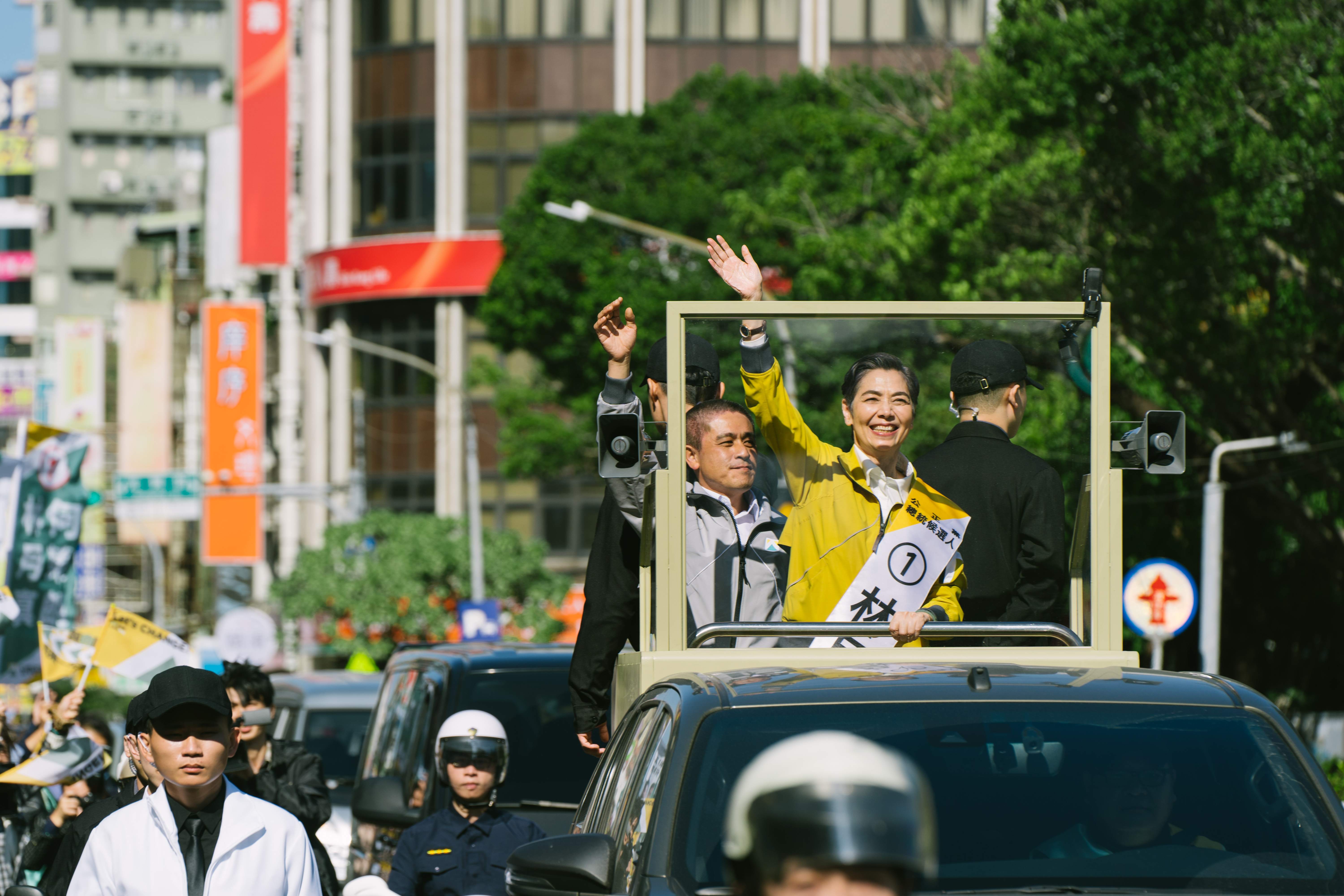 《人選之人—造浪者》賴佩霞站上有著防彈玻璃的選舉車上近距離和支持者互動，陣仗超級真。（公視提供）