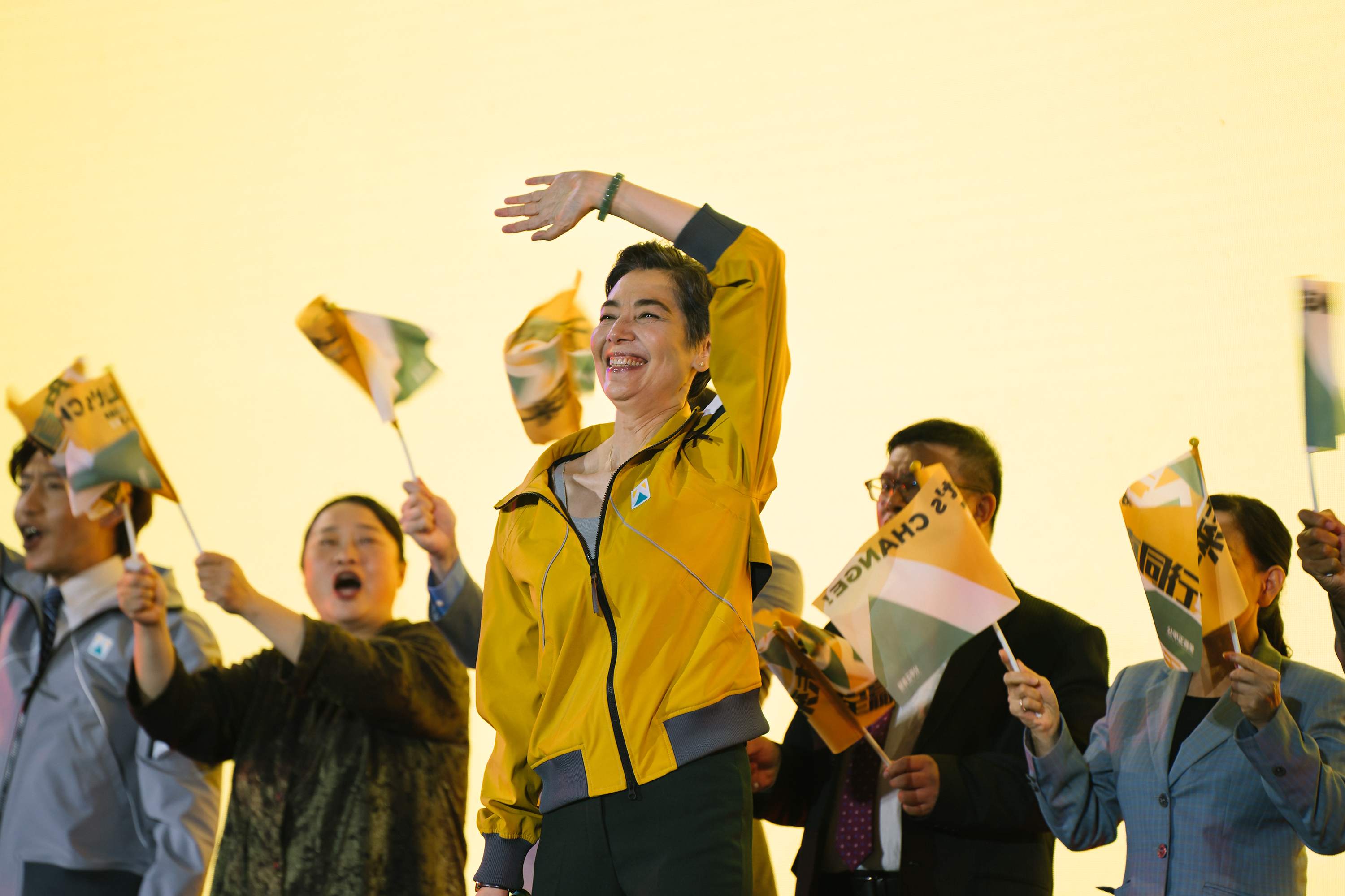 《人選之人—造浪者》真實呈現台灣選戰激情,賴佩霞飾演公正黨主席林月真登上舞台接受群眾歡呼。(公視提供)