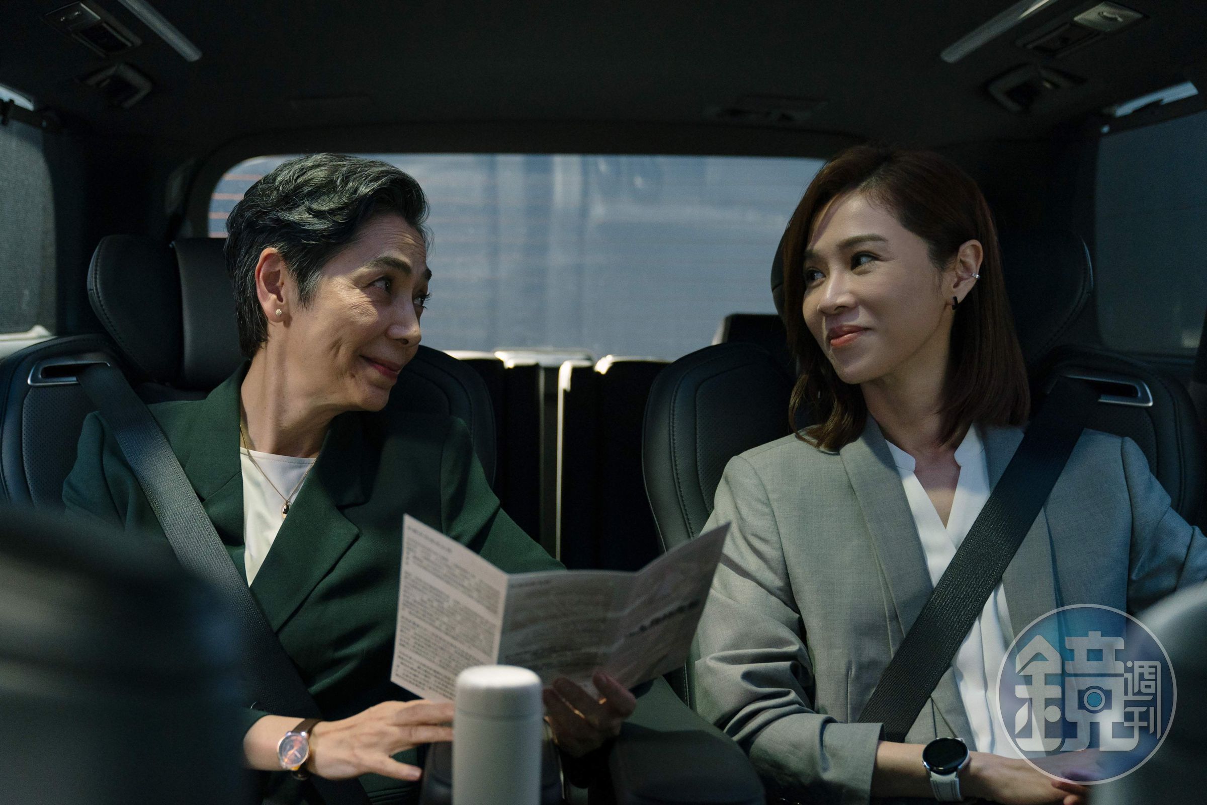 《人選之人—造浪者》賴佩霞（左）飾演公正黨主席林月真，與謝盈萱（右）飾演的文宣部幕僚翁文方有許多精彩火花。（公視提供）