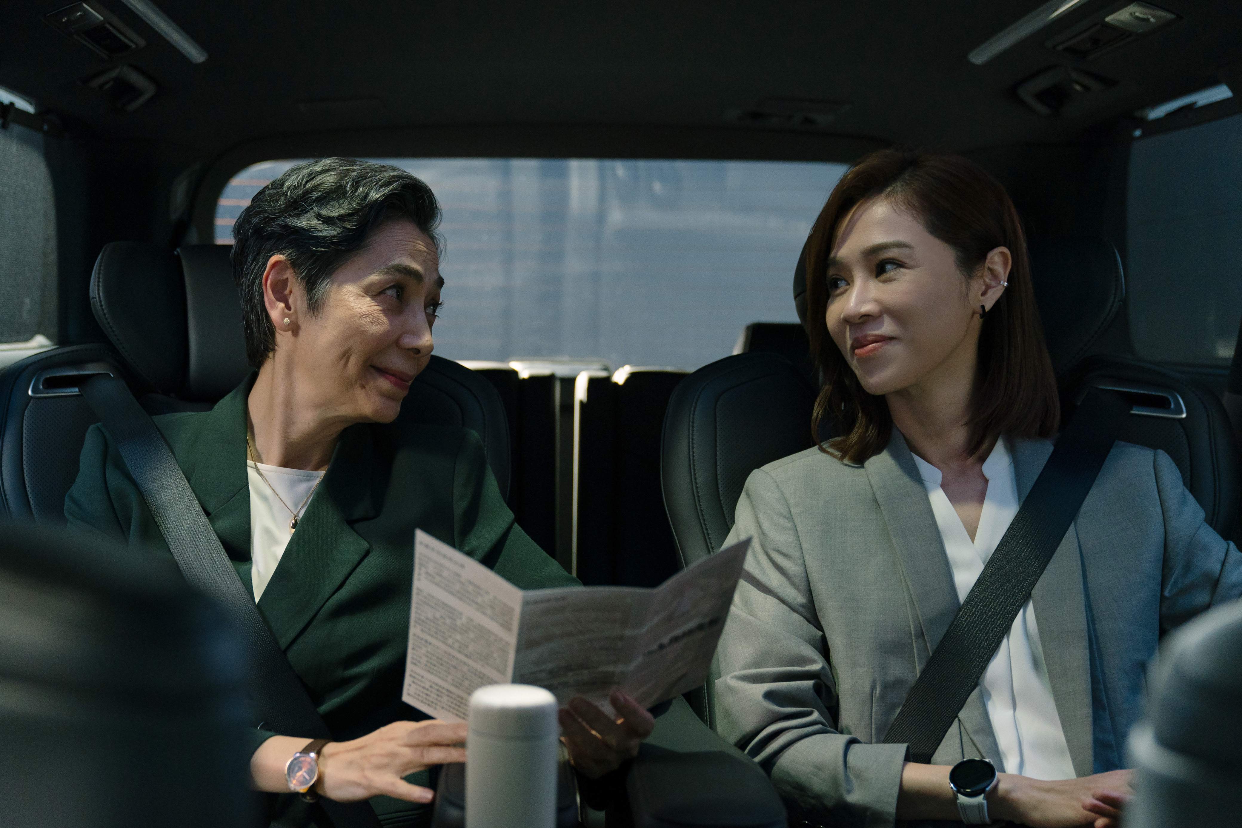《人選之人—造浪者》賴佩霞(左)飾演公正黨主席林月真,與謝盈萱(右)飾演的文宣部幕僚翁文方有許多精彩火花。(公視提供)