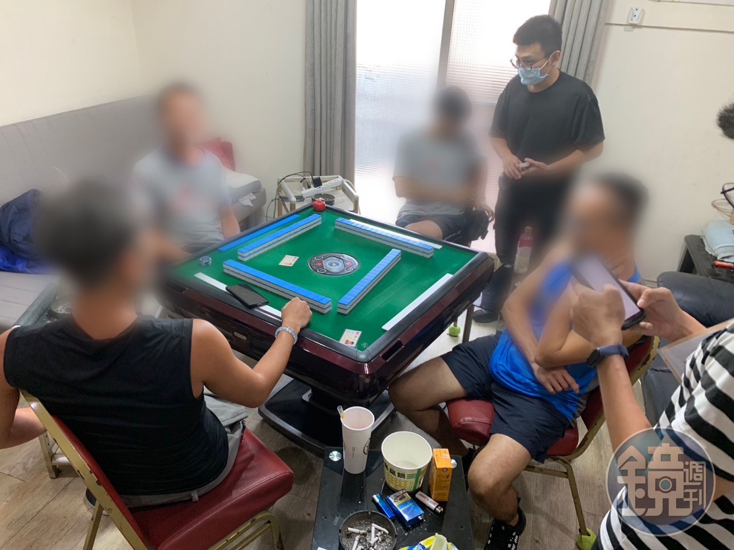 警方上門查緝賭場，逮捕負責人及賭客共5人。（翻攝畫面）