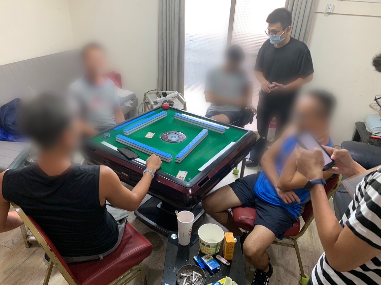 警方上門查緝賭場，逮捕負責人及賭客共5人。（翻攝畫面）