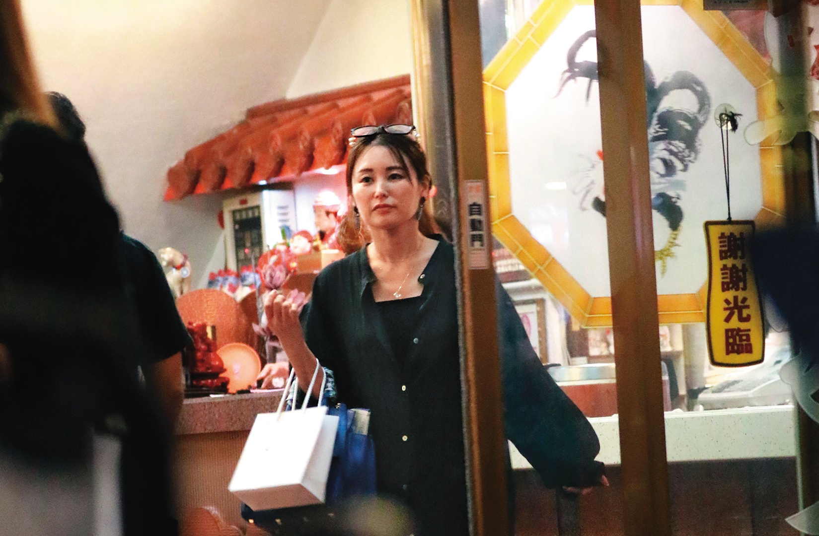 8/24，21：20麻衣走時尚貴婦路線，現身餐廳。