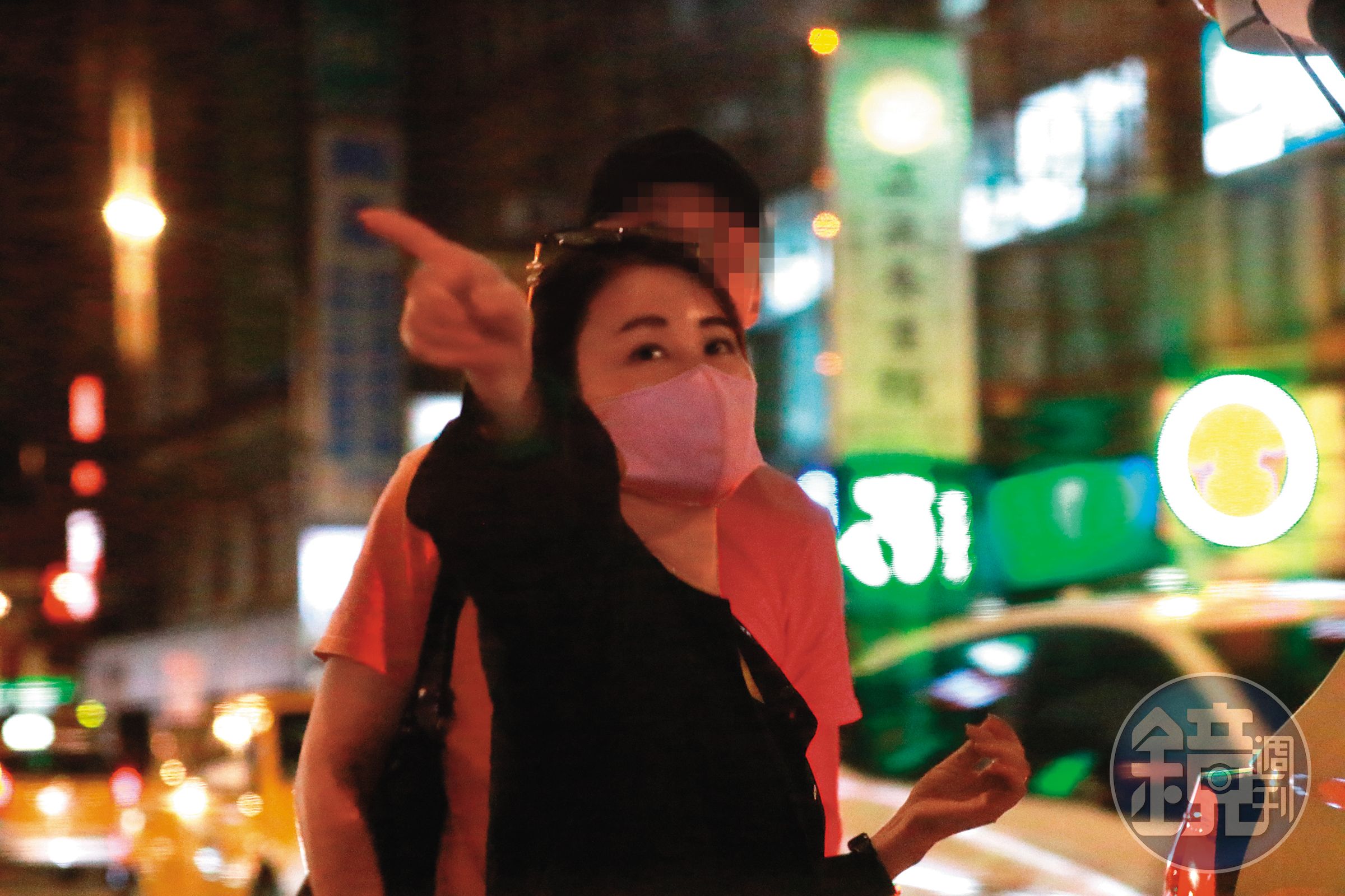 8/24,21:23用完餐後,麻衣步出餐廳,同時和工作人員指手畫腳,似乎在指路。