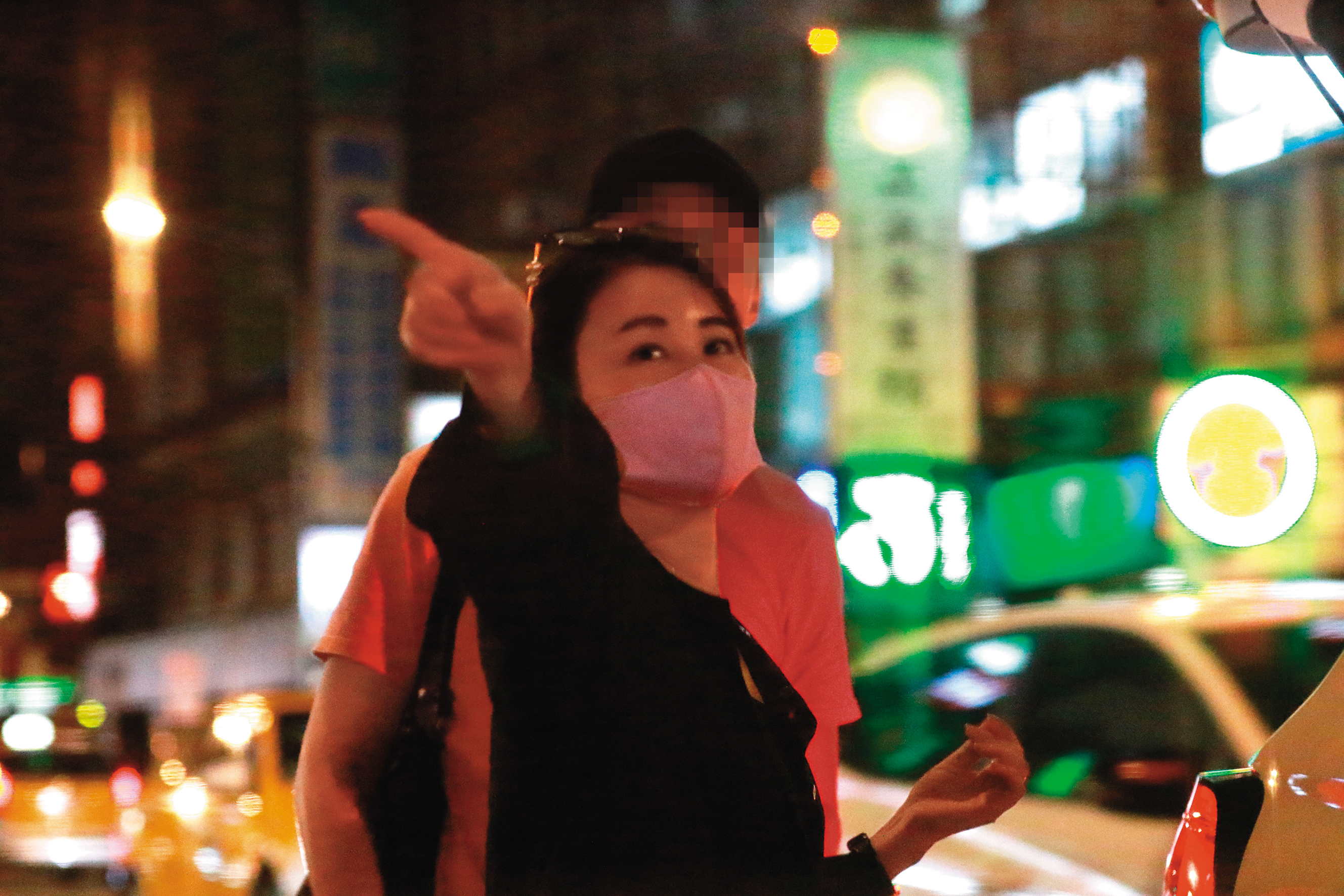 8/24，21：23用完餐後，麻衣步出餐廳，同時和工作人員指手畫腳，似乎在指路。