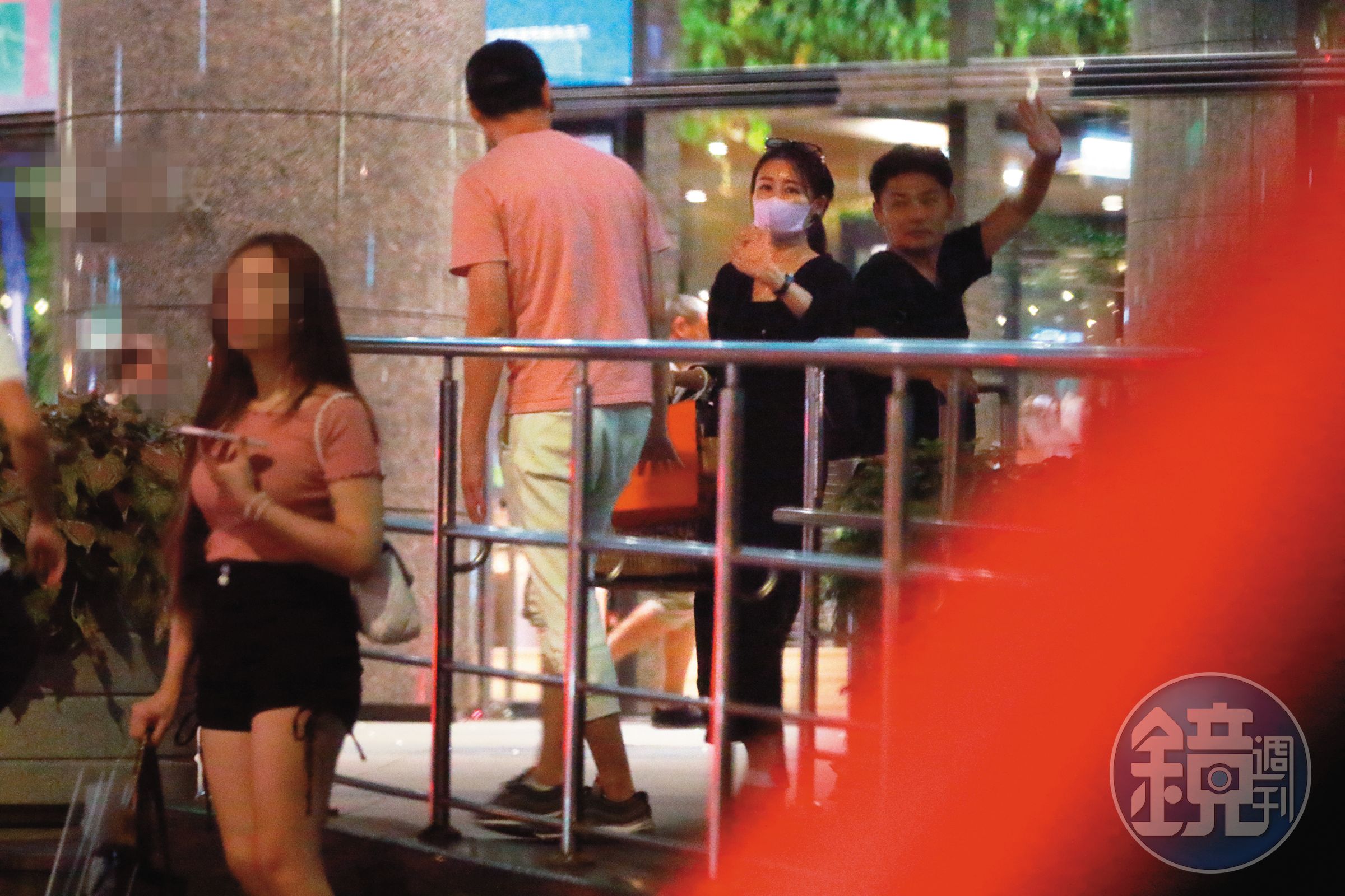 8/24,21:36麻衣(中)下榻君品酒店,上樓前不忘跟工作人員寒暄。右為稻富幹也。