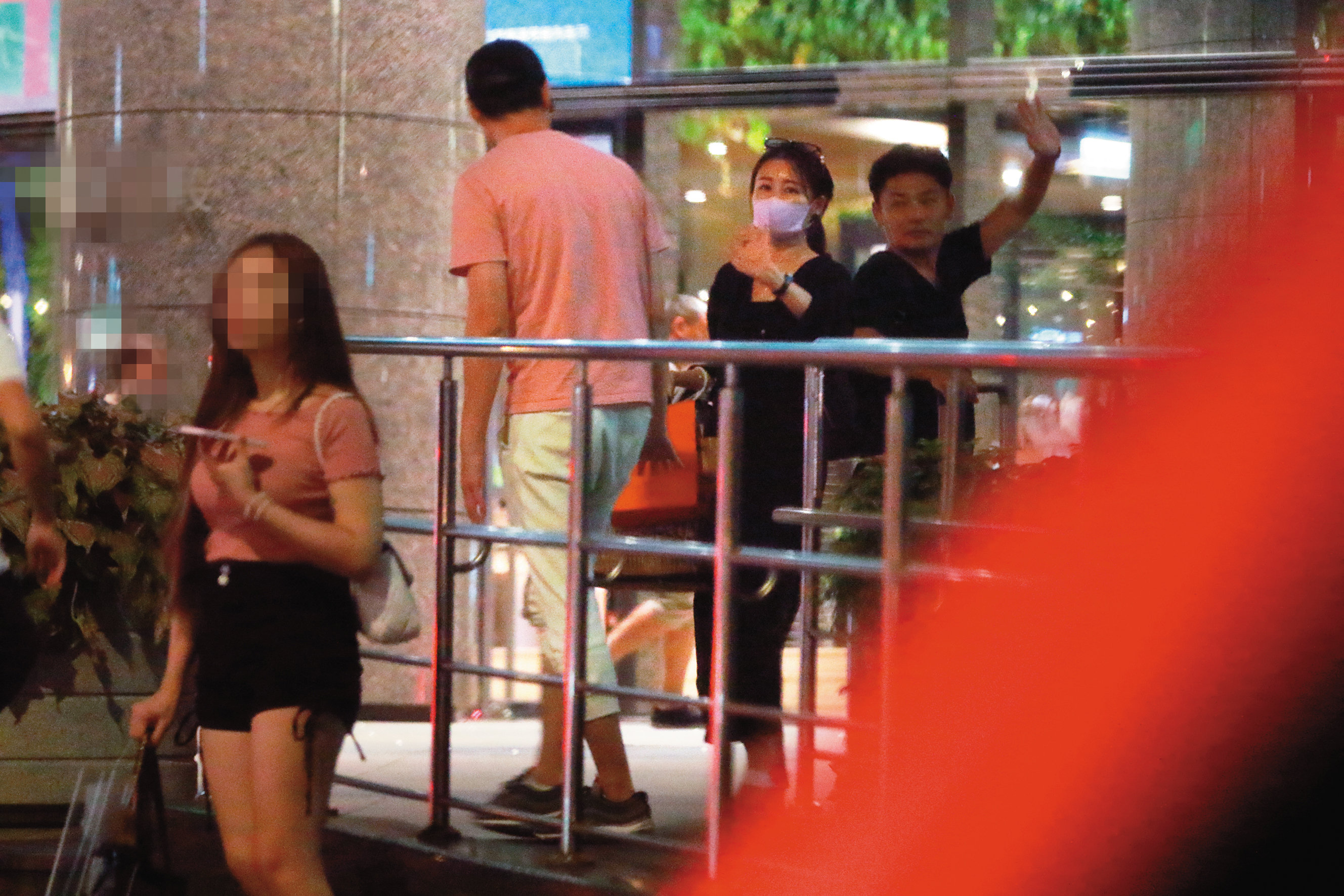 8/24，21：36麻衣（中）下榻君品酒店，上樓前不忘跟工作人員寒暄。右為稻富幹也。