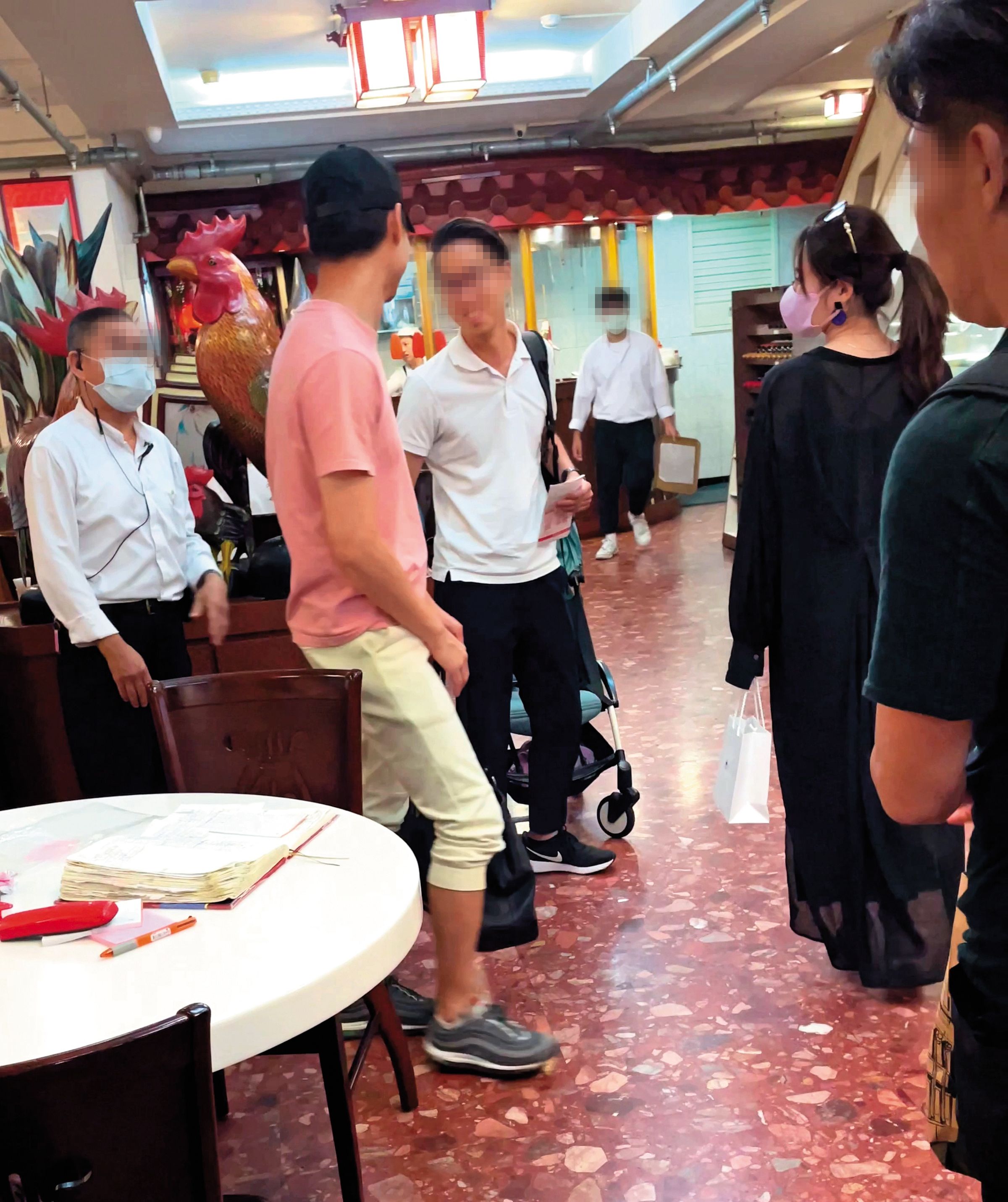 8/24,21:04麻衣(右二)因工作來台,到台北市長春路上的雞家莊和日方工作人員用餐。