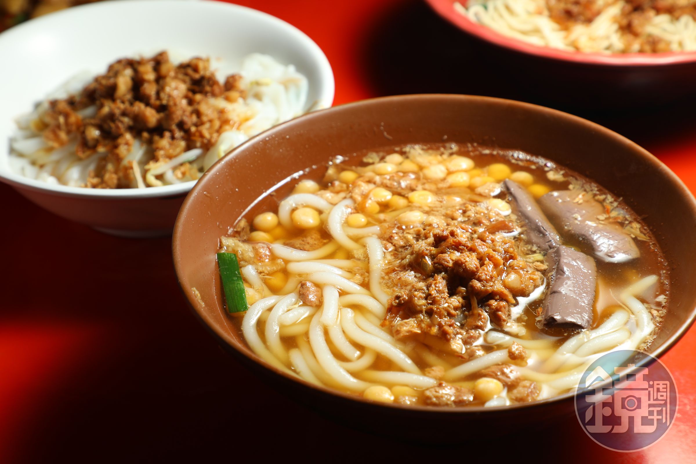 黃豌豆、豬血、肉燥、大骨湯與米苔目，組成屏東南客的特色米食。（50元／小碗）