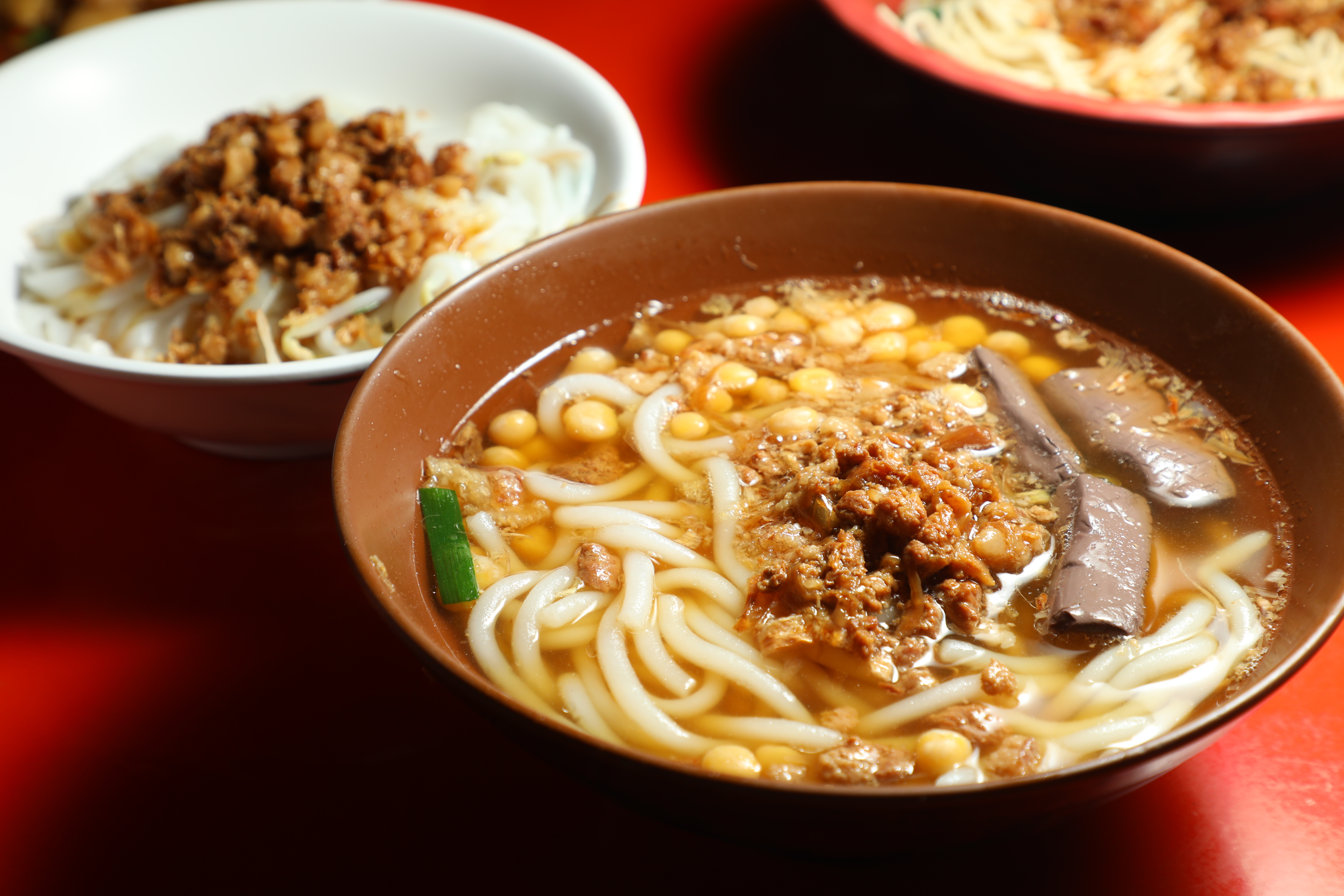 黃豌豆、豬血、肉燥、大骨湯與米苔目，組成屏東南客的特色米食。（50元／小碗）