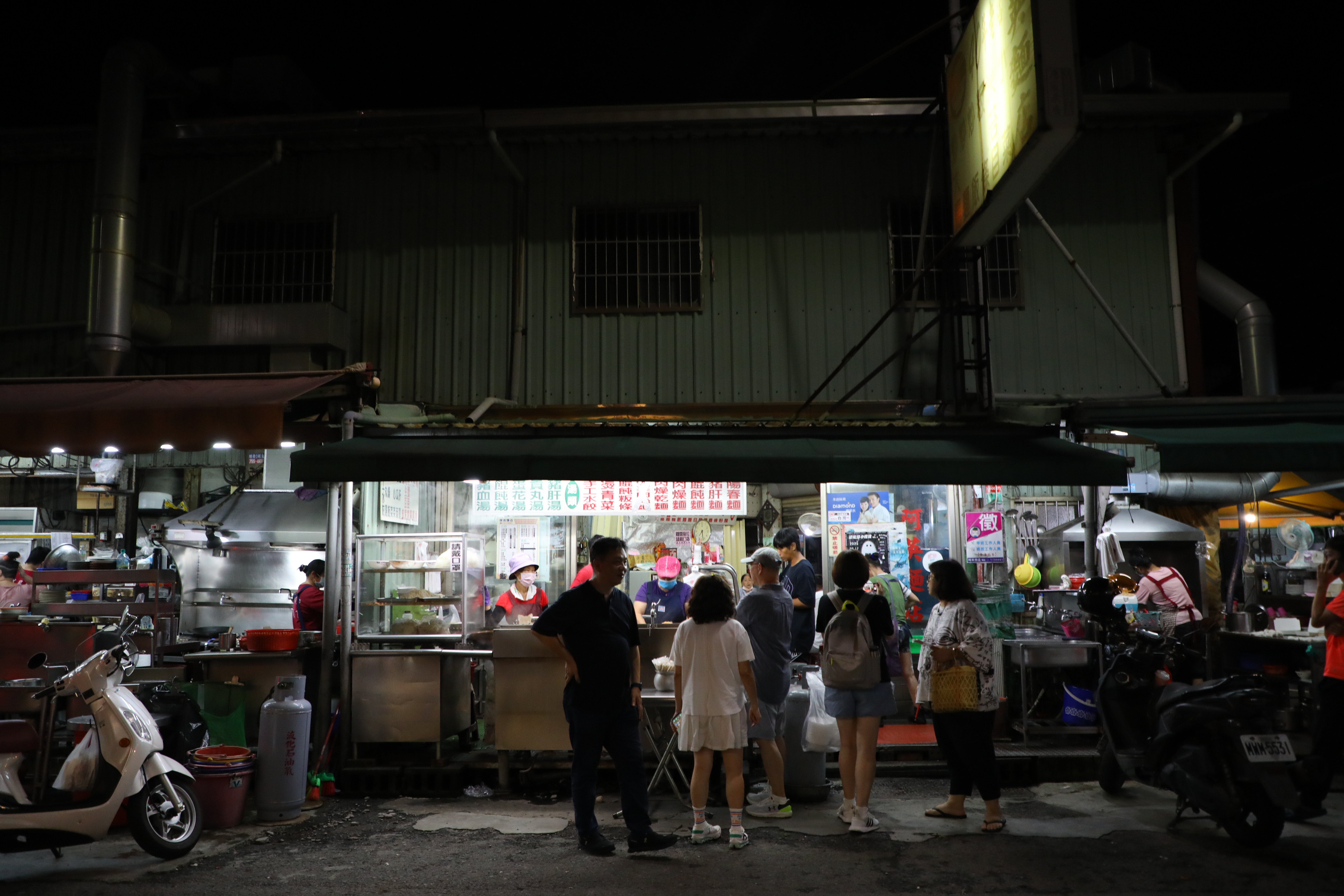 「阿英麵店」在屏東內埔熱鬧街市屹立超過40年。