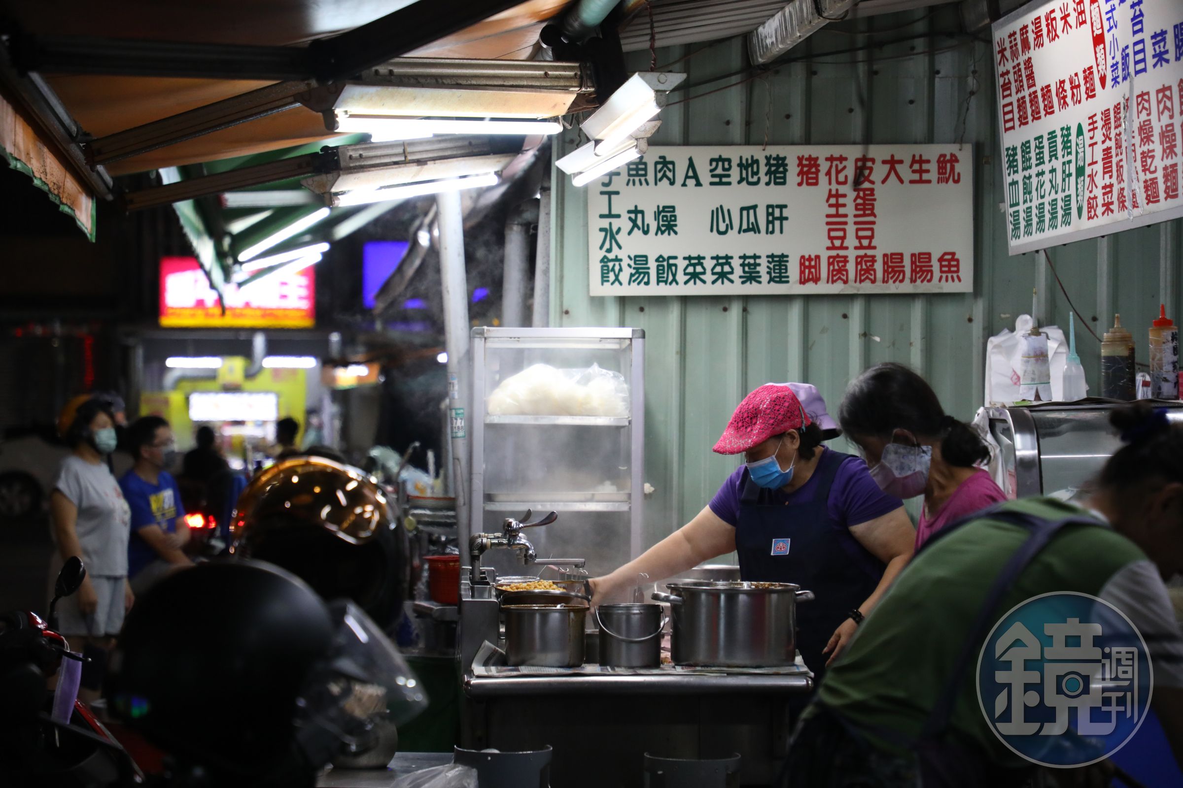 阿英麵店的每個部門各司其職，動作俐落。