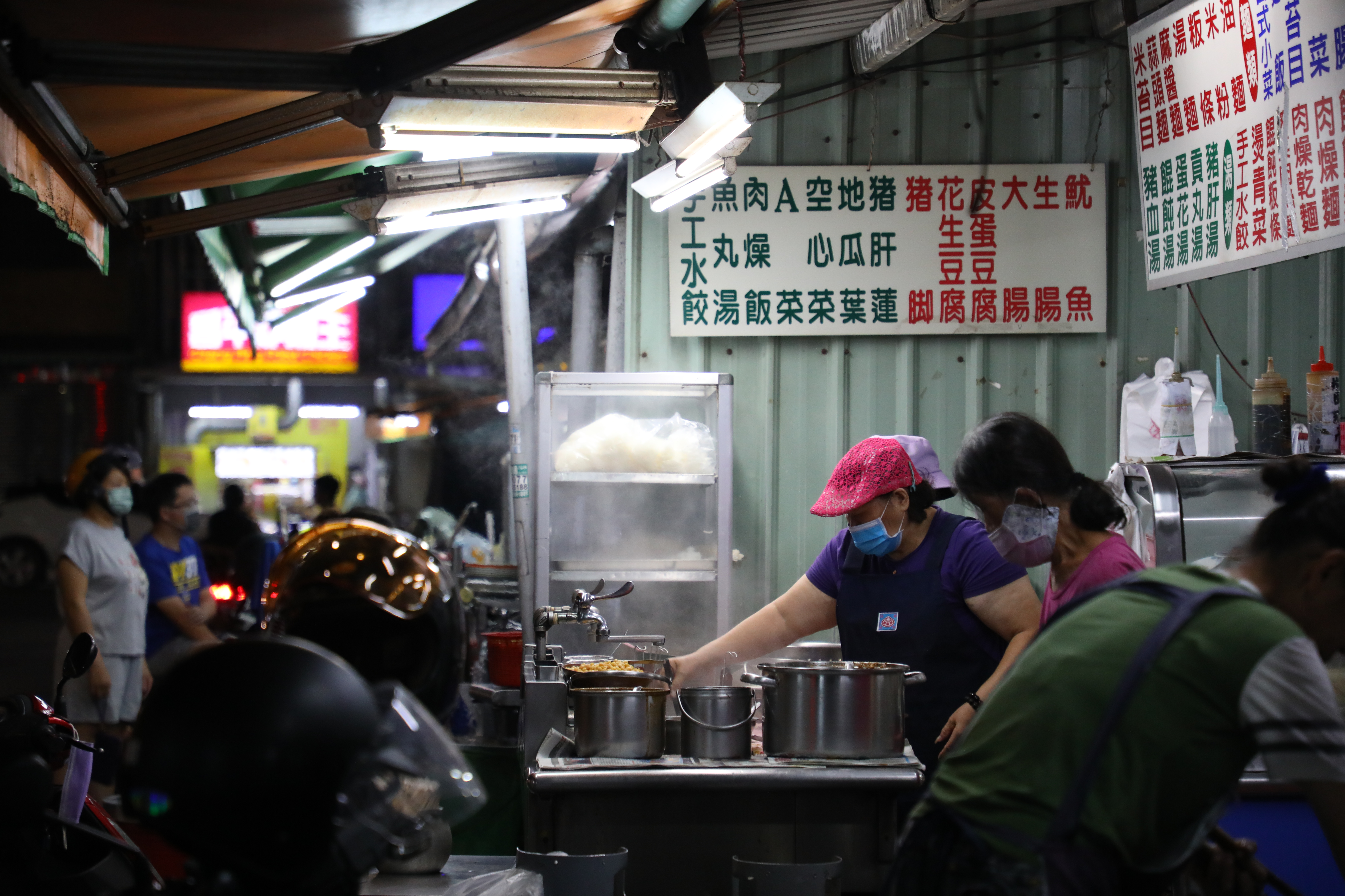 阿英麵店的每個部門各司其職，動作俐落。