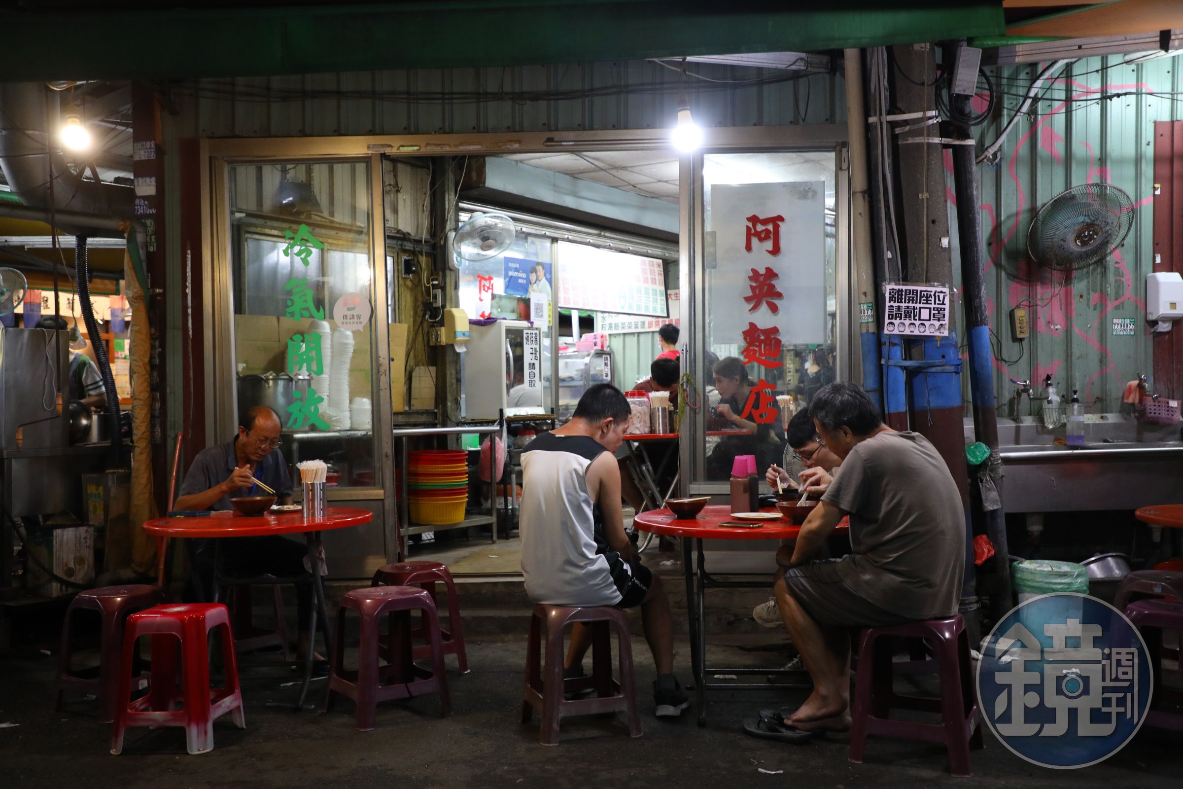 食客三三兩兩，各自埋頭苦吃。