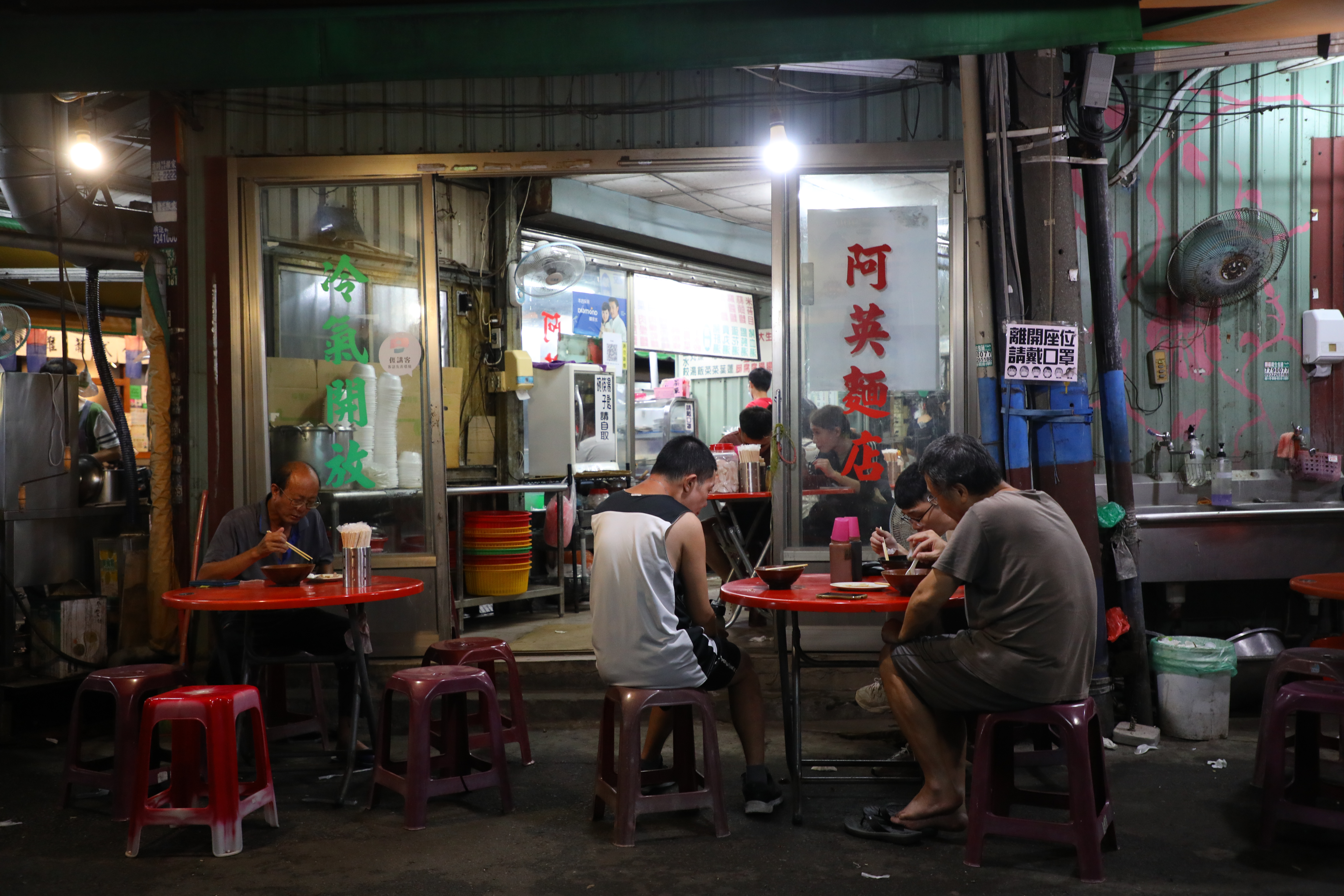 食客三三兩兩，各自埋頭苦吃。