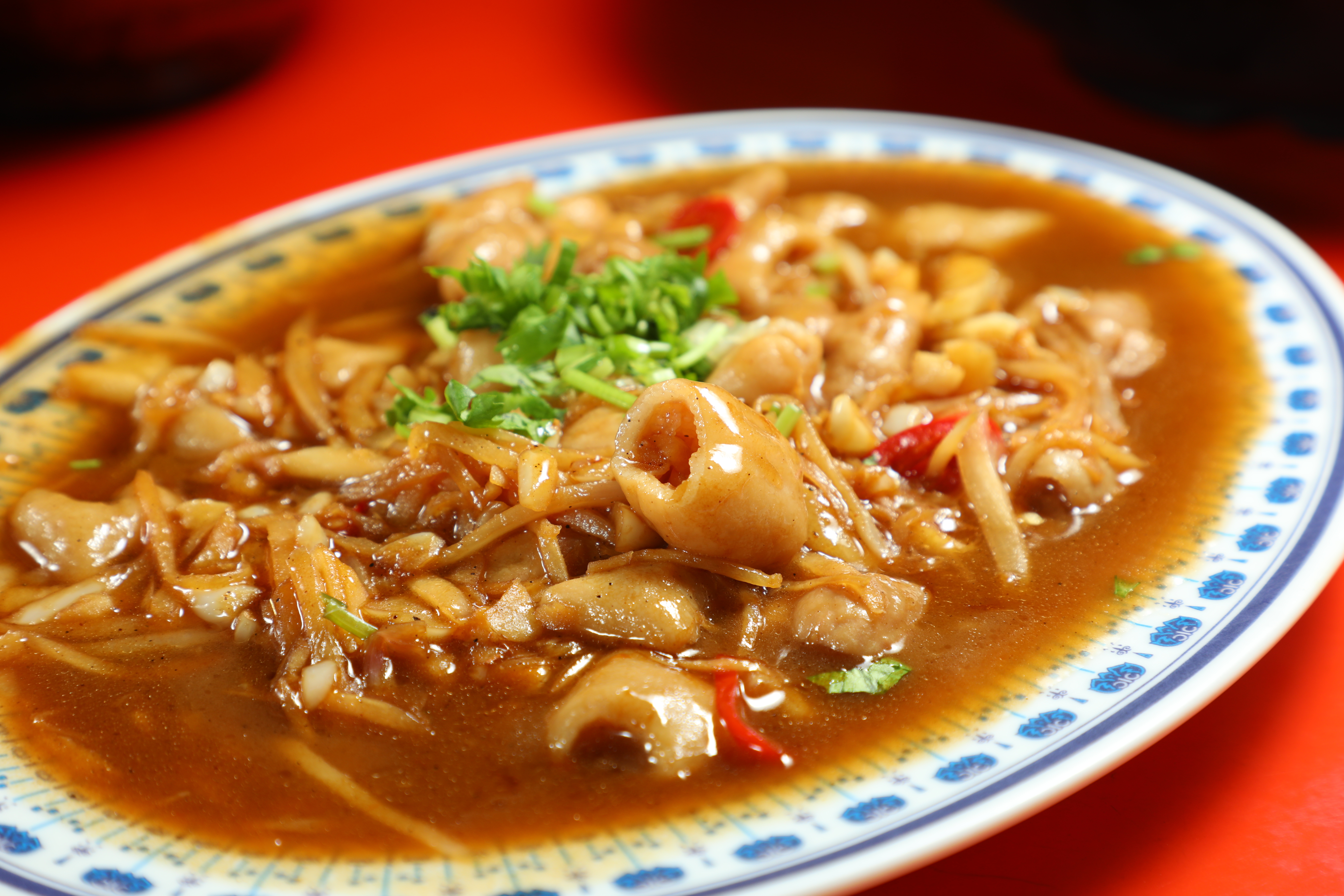 酸爽夠味的「炒大腸」，必點。（200元／份）