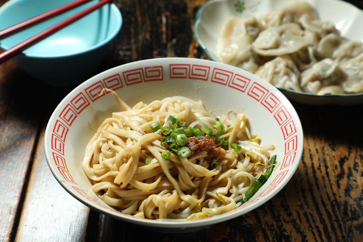 僅以油蔥、醬油調味的「老實乾麵」，好吃到讓人想續碗。（55元／碗）