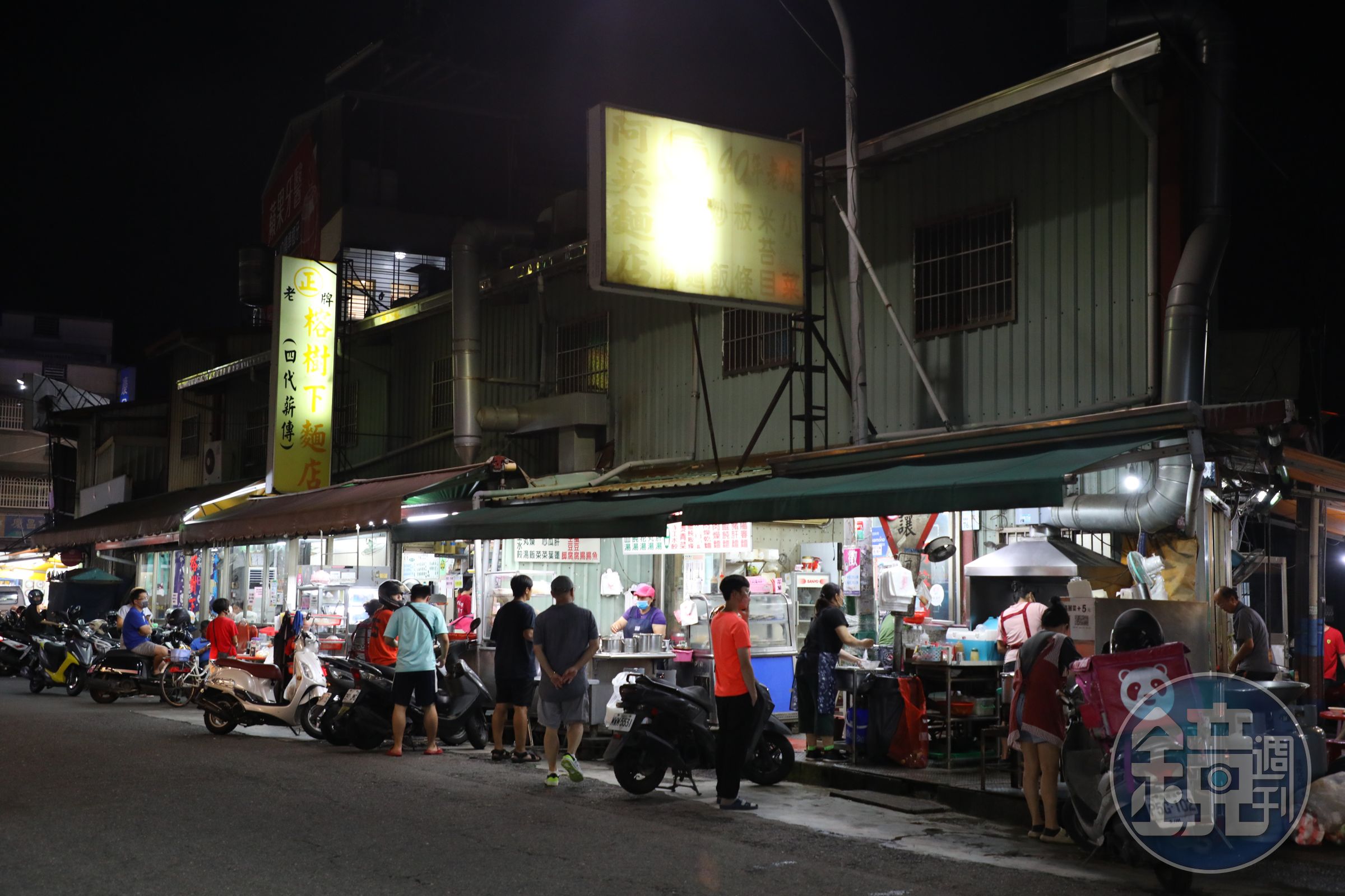 屏東內埔東陽街上長長一條都是老麵店，各自吸引不同客群。