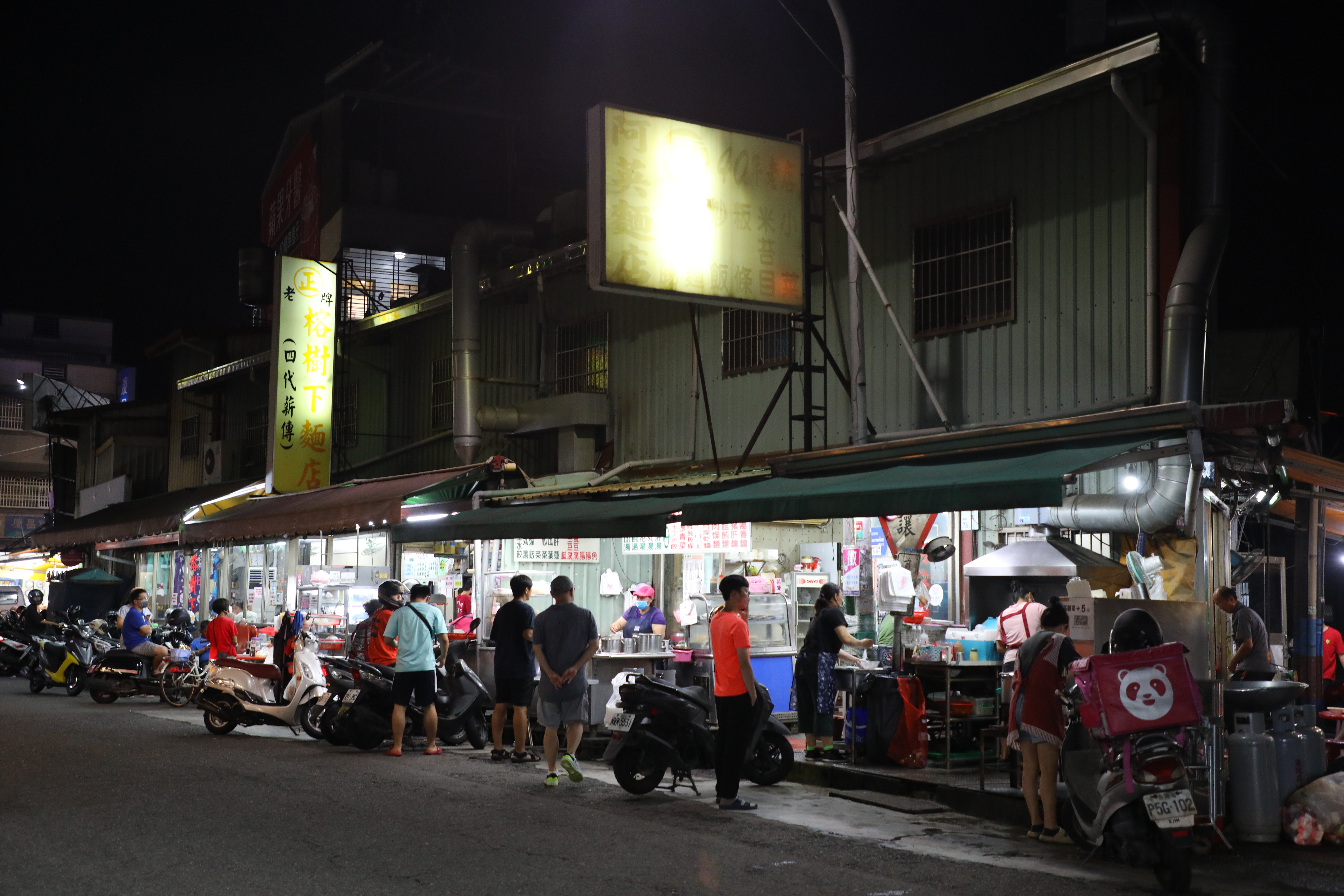 屏東內埔東陽街上長長一條都是老麵店，各自吸引不同客群。