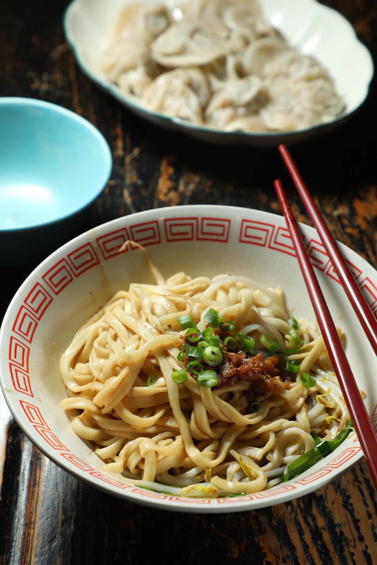 這碗飄出油蔥香氣的「老實乾麵」，看起來樸素，卻越吃越涮嘴。（55元／碗）