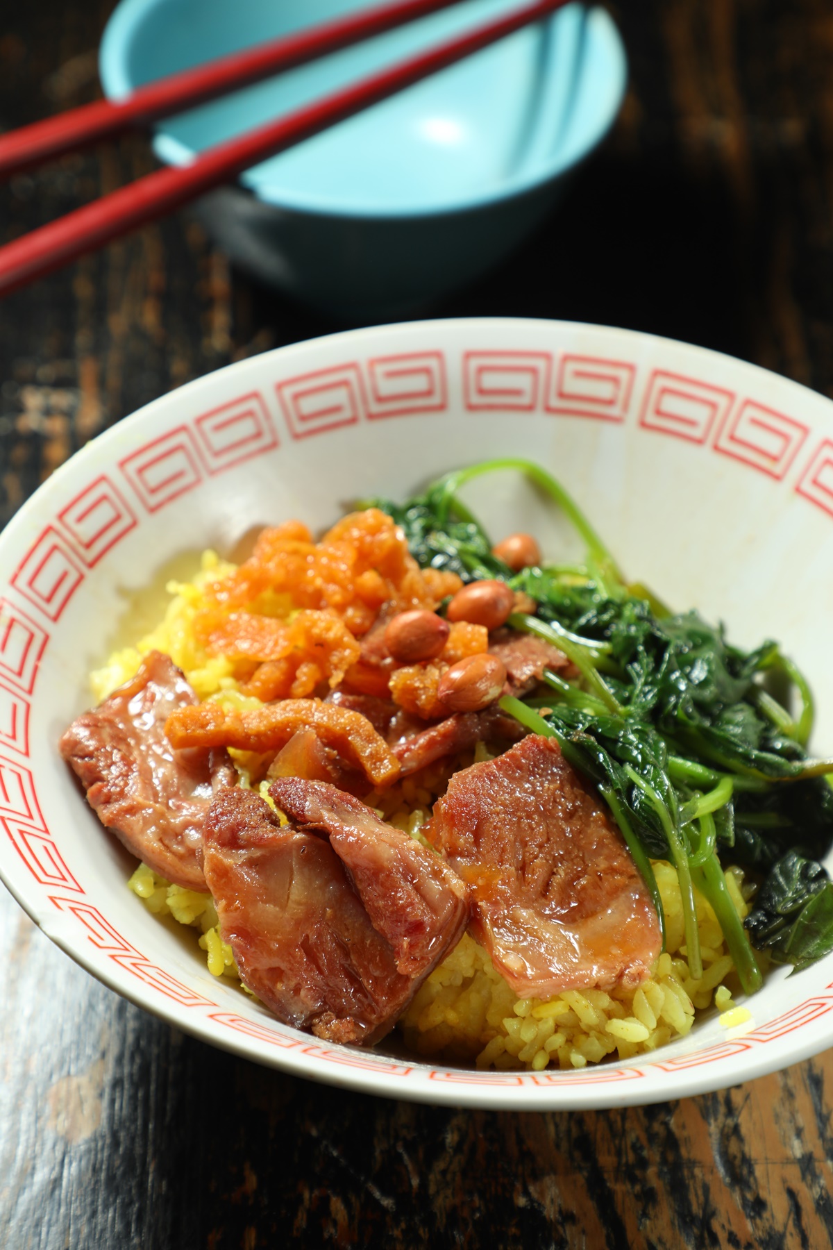 喜歡吃飯食的，這裡也有「軟骨飯」等選擇，黃色米飯是加了薑黃煮成。（70元／碗）