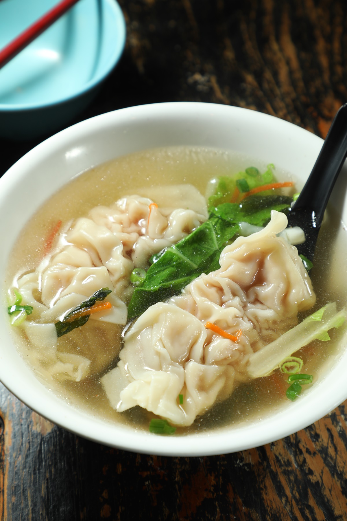包成長條狀的「鮮蝦餛飩湯」，洋溢海陸交織的鮮味，十分飽足。（80元／碗）