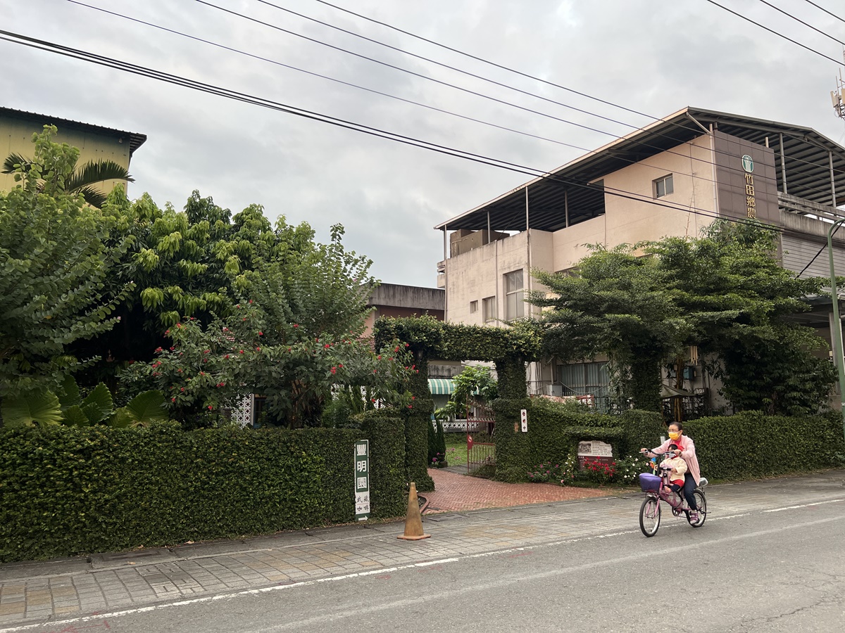 林婉玲跟先生姬正倫還在鄰近的竹田經營咖啡館，「豐明園」位在一座省議員的老宅邸中。