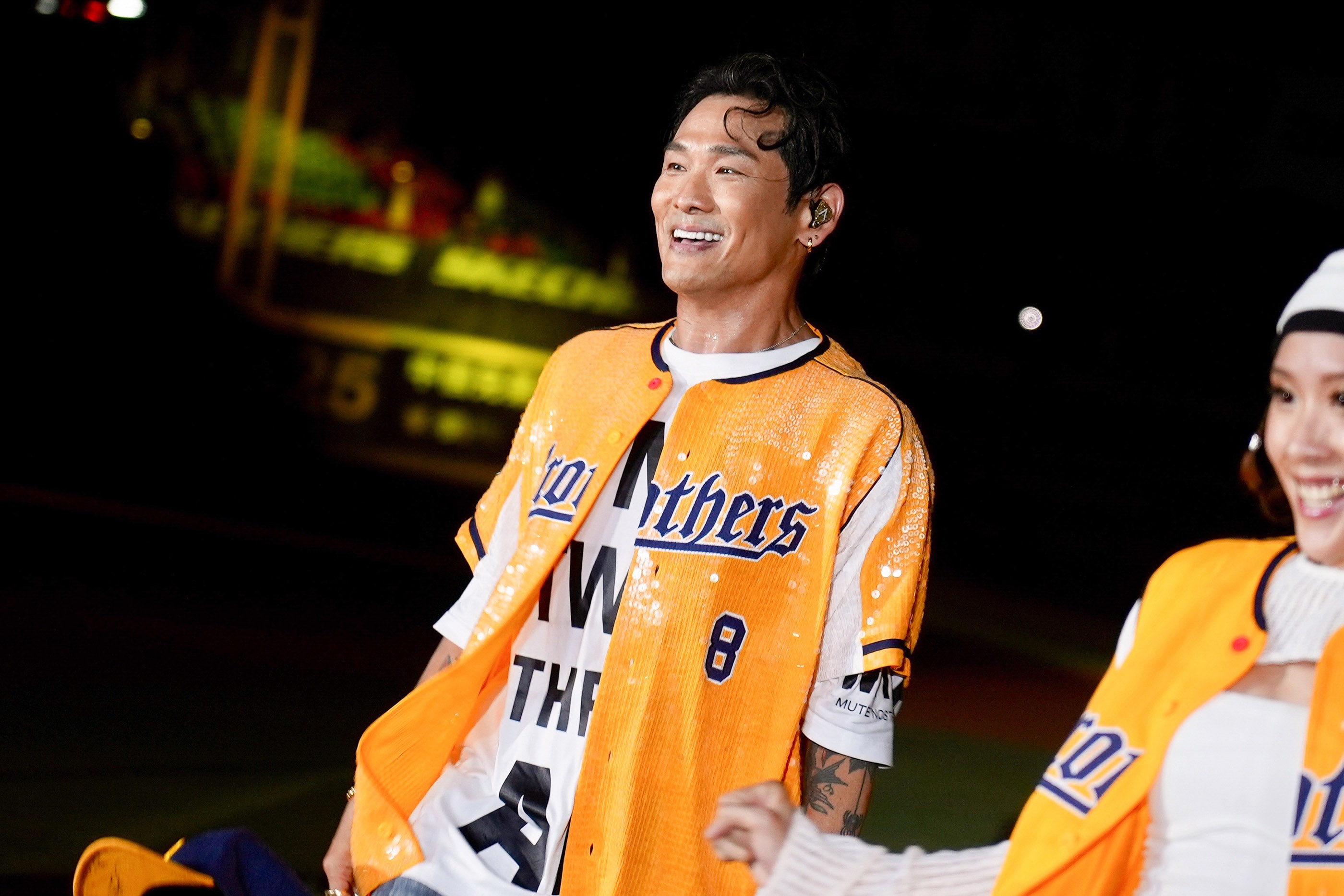 杜德偉上週受邀在台中洲際棒球場開唱，帶來多首經典歌曲。（杜德偉工作室提供）