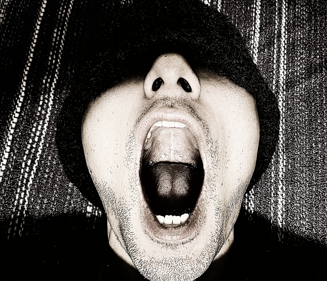 高雄一家人疫情期間，迷信偏方喝下符水，沒想到導致全家中毒。（示意圖，photoAC）