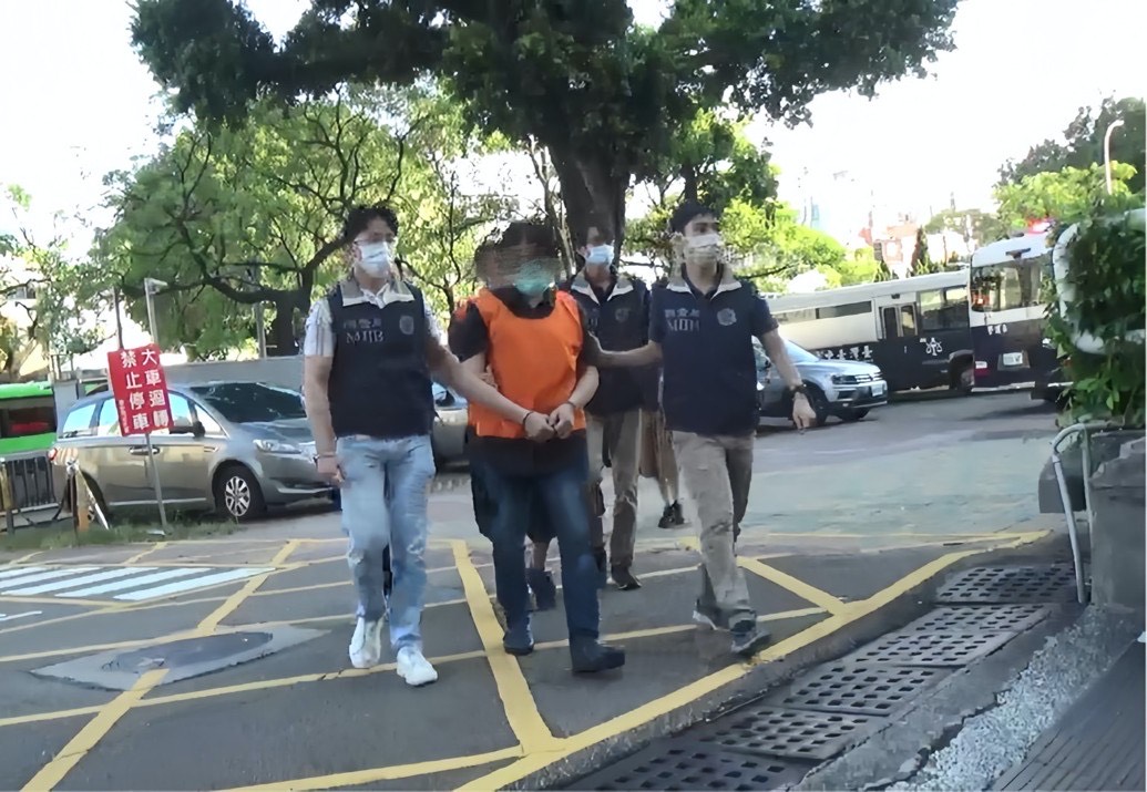 檢警調破獲李嫌等47人涉嫌吸金詐欺及洗錢犯罪集團犯嫌解送過程。（調查局提供）