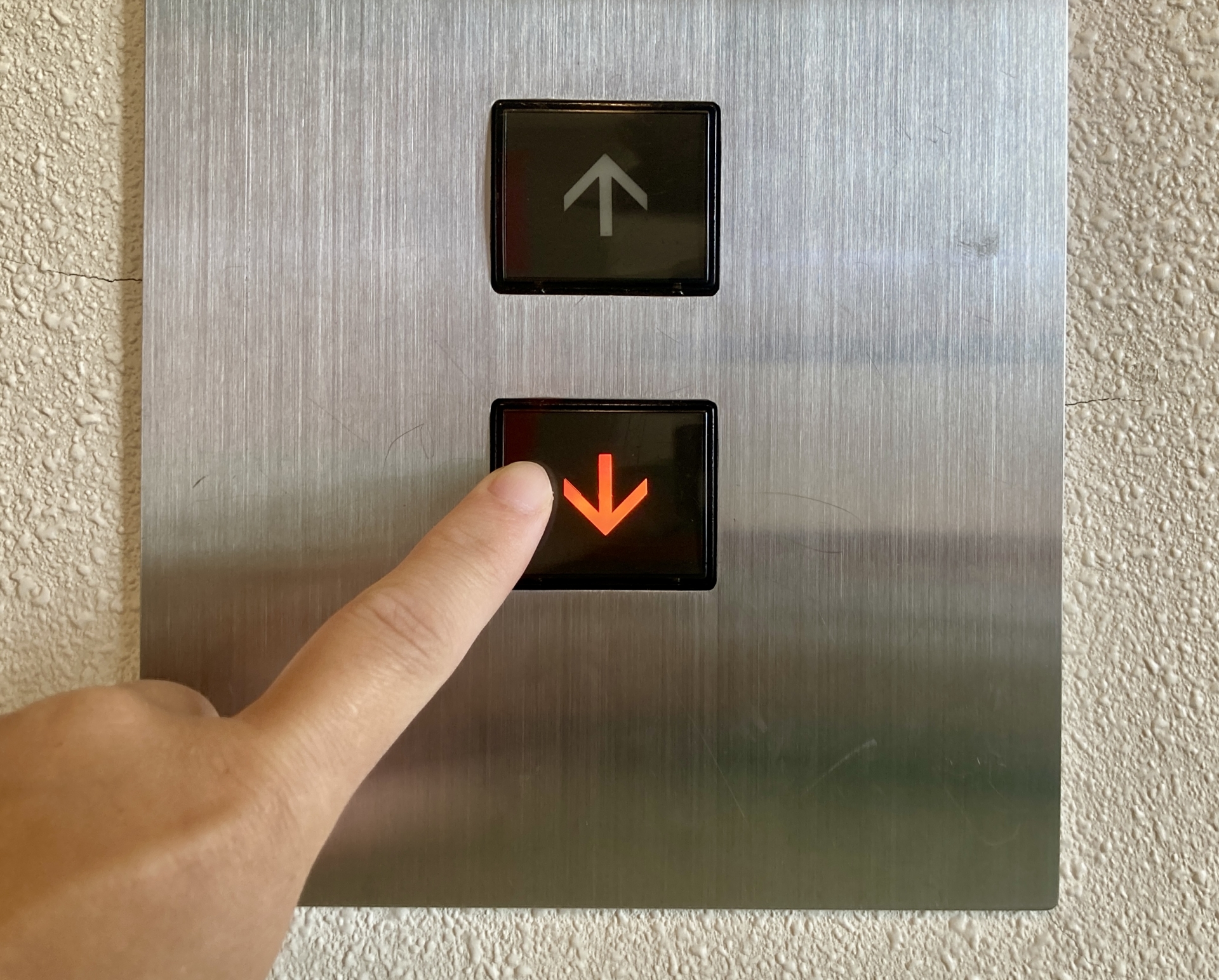 長沙市一個社區住宅大樓電梯突然急墜，造成電梯內3名乘客受傷。（示意圖，photoAC）