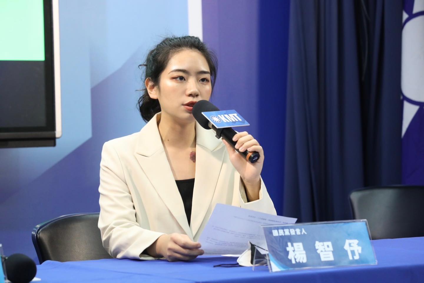 國民黨發言人楊智伃質疑郭台銘背棄承諾，製造藍營內亂。（翻攝自楊智伃臉書）