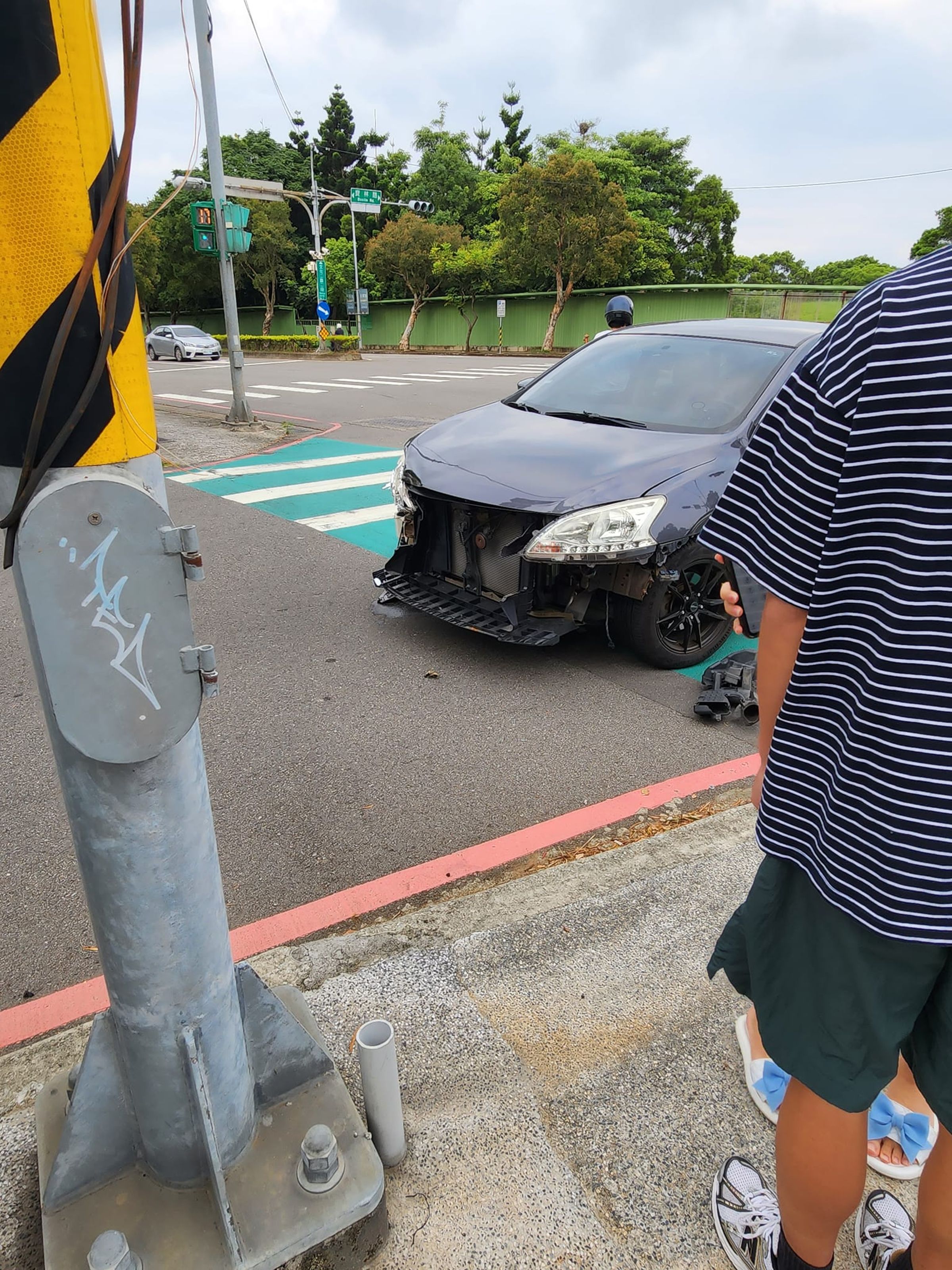 撞擊力道大，車輛的保險桿脫落。（翻攝陳仙梅臉書）