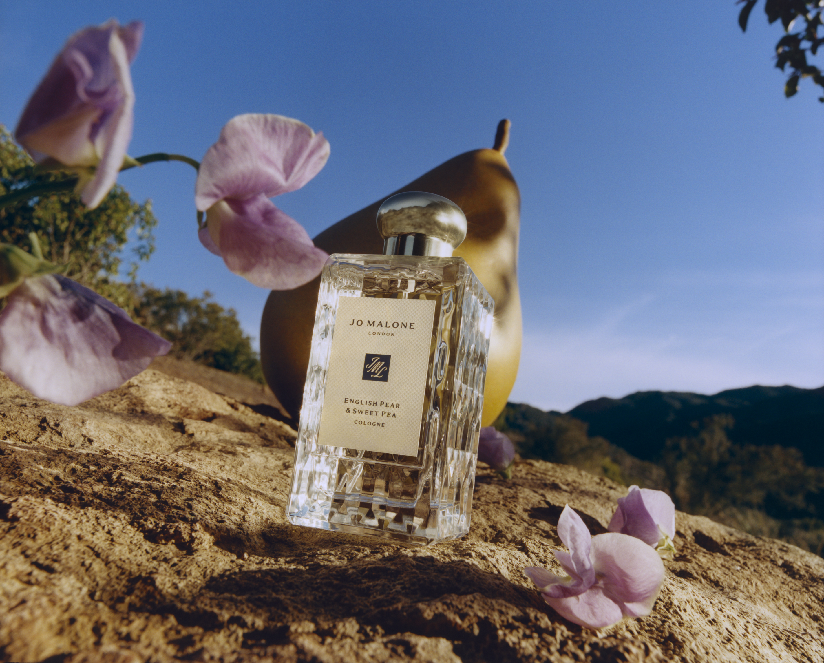 睽違3年，Jo Malone London推出2023全新年度限定系列：英國梨與甜豌豆香水。30ml，NT$2,800 / 100ml，NT$5,600。（Jo Malone London提供）