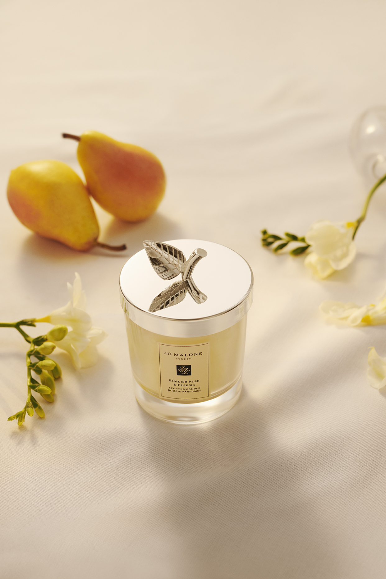 英國梨與小蒼蘭香氛工藝蠟燭年度限量版。200g / NT$2,800（Jo Malone London提供）