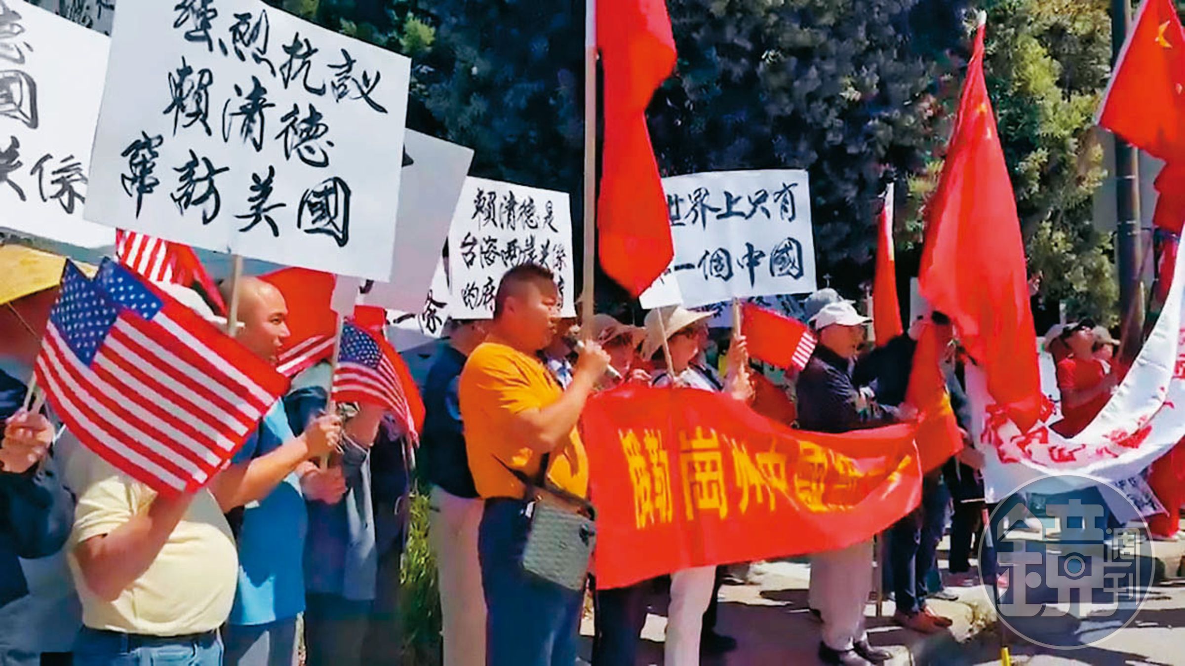 中國領事館動員僑民在賴清德過境美國時到場外抗議。(《鏡新聞》提供)