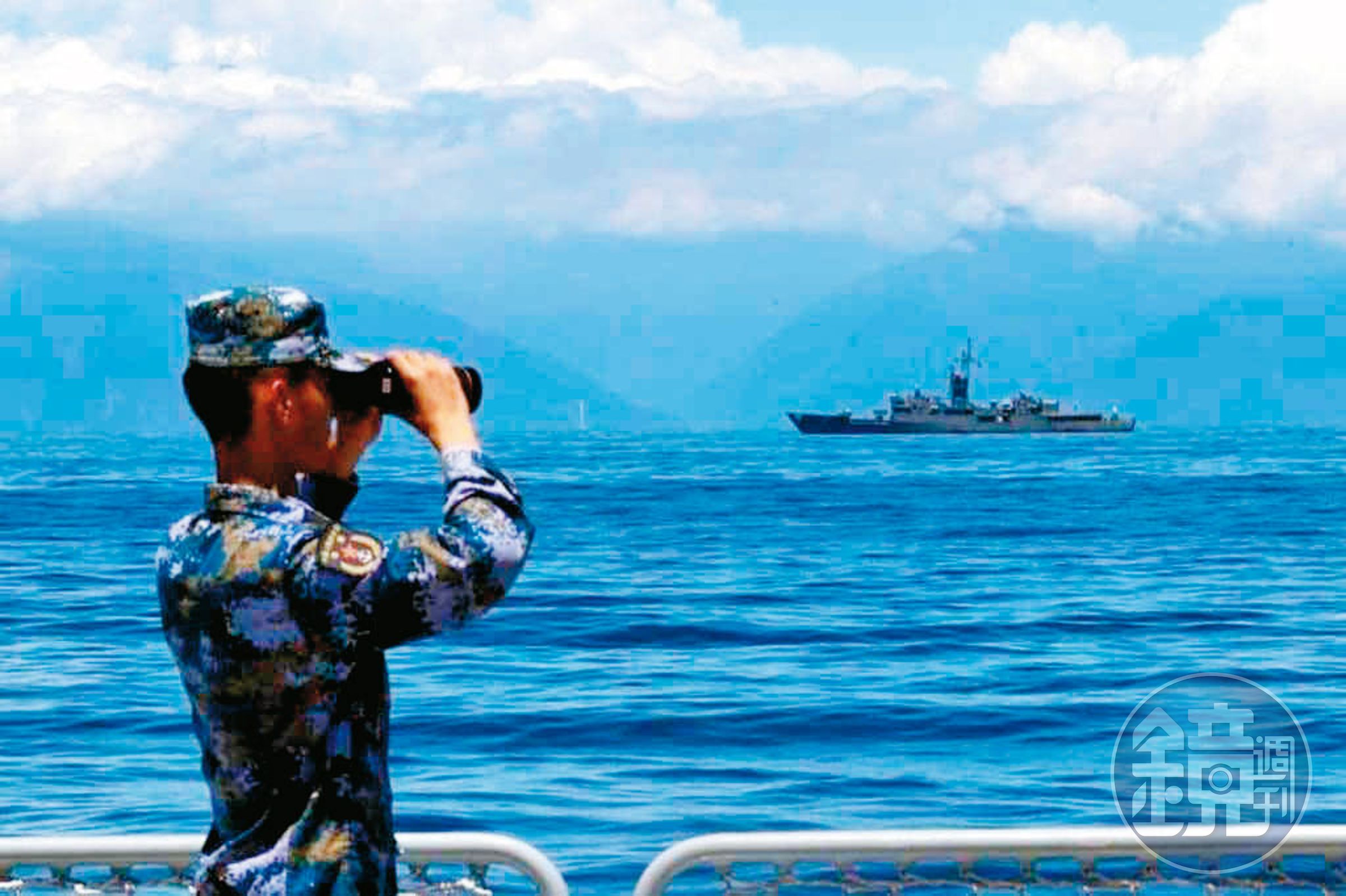 解放軍在去年裴洛西訪台後公布此照,共艦看似離花蓮很近,後被我國防部認證此為變造照片。 (翻攝微博)