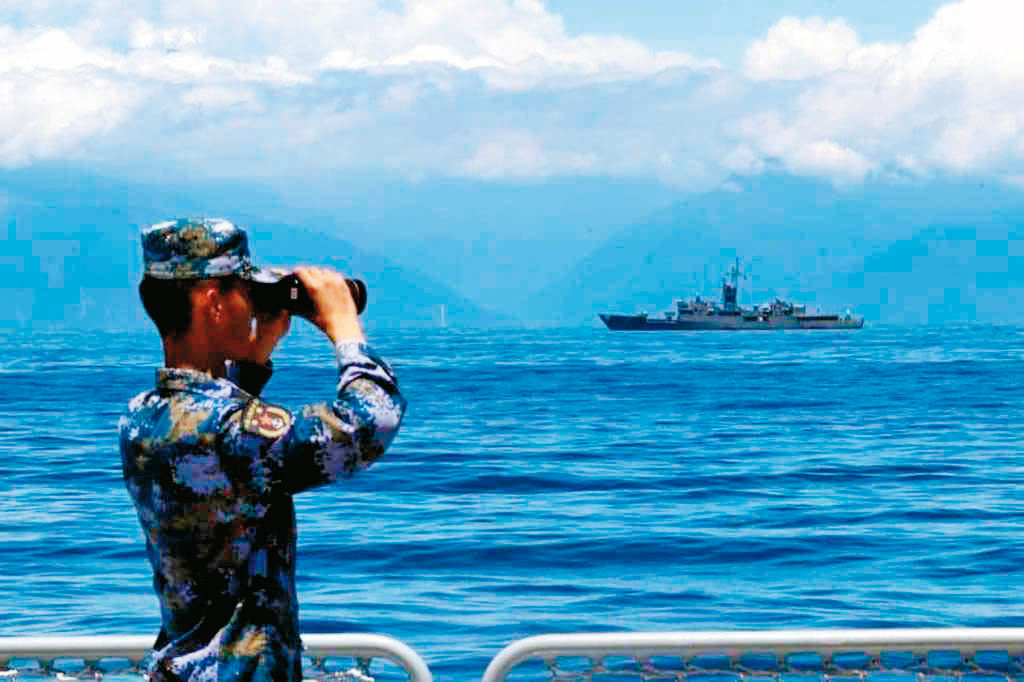 解放軍在去年裴洛西訪台後公布此照，共艦看似離花蓮很近，後被我國防部認證此為變造照片。 （翻攝微博）