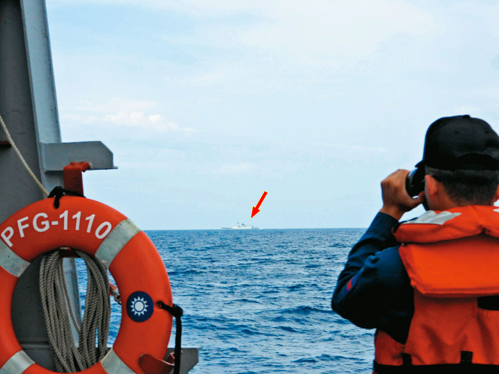 賴清德此次出訪，國防部很快就公布我方監看共艦（箭頭處）的照片。（國防部提供）