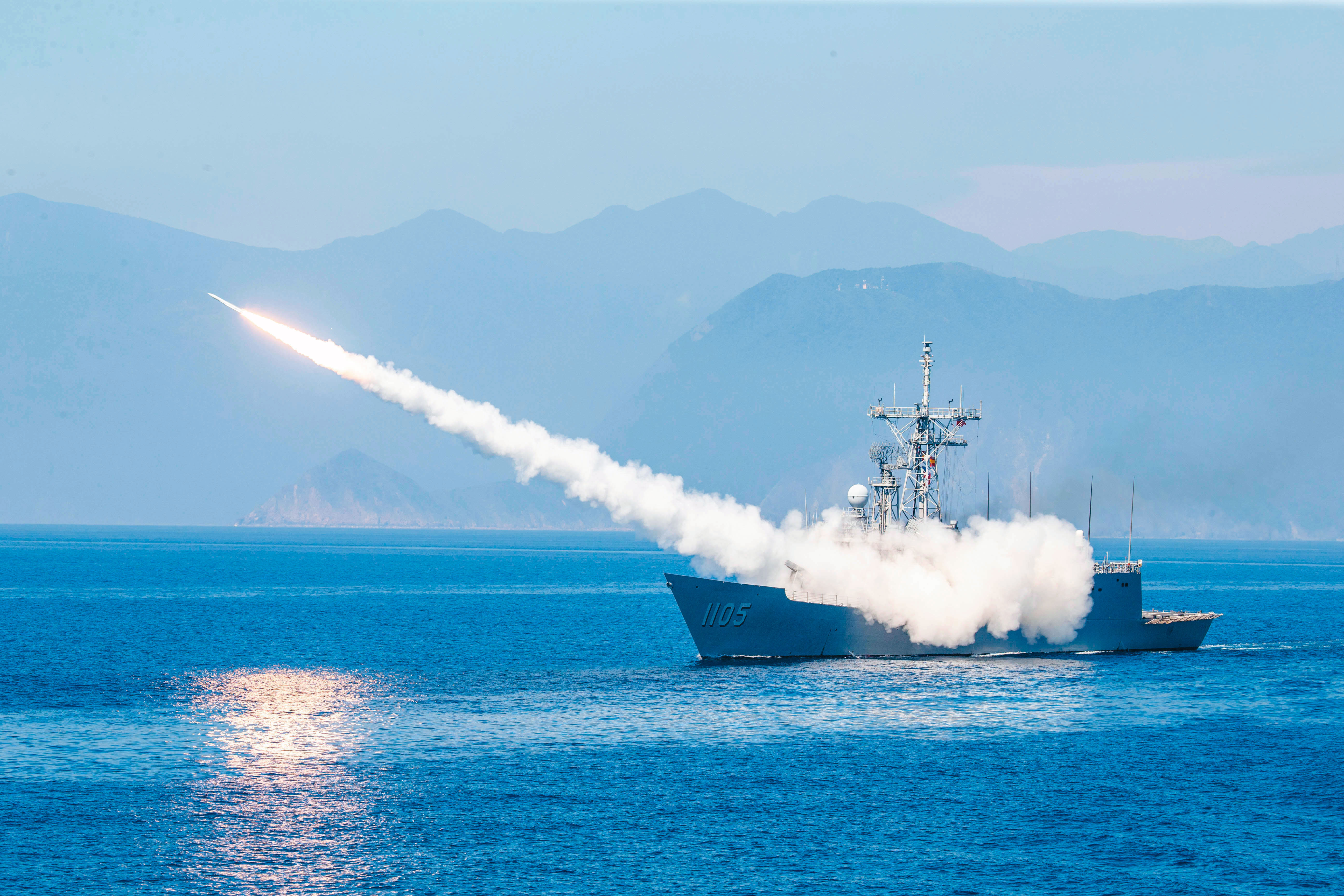 台海是否能維持和平穩定，已成為全球關注事項。圖為成功級艦實施標準一型飛彈射擊。（軍聞社提供）