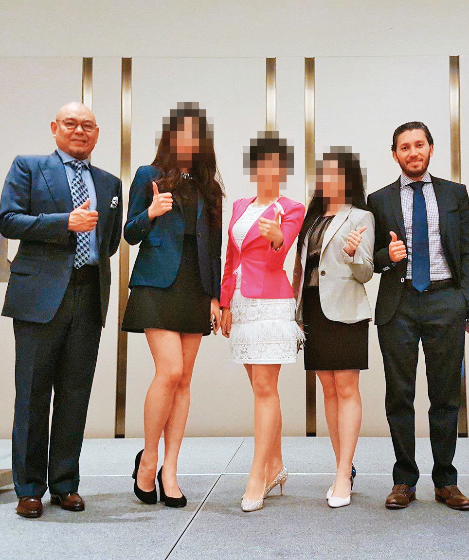 在台販售超過20年的澳豐金融,負責人董身達(左)曾多次來台辦說明會。(翻攝網路)