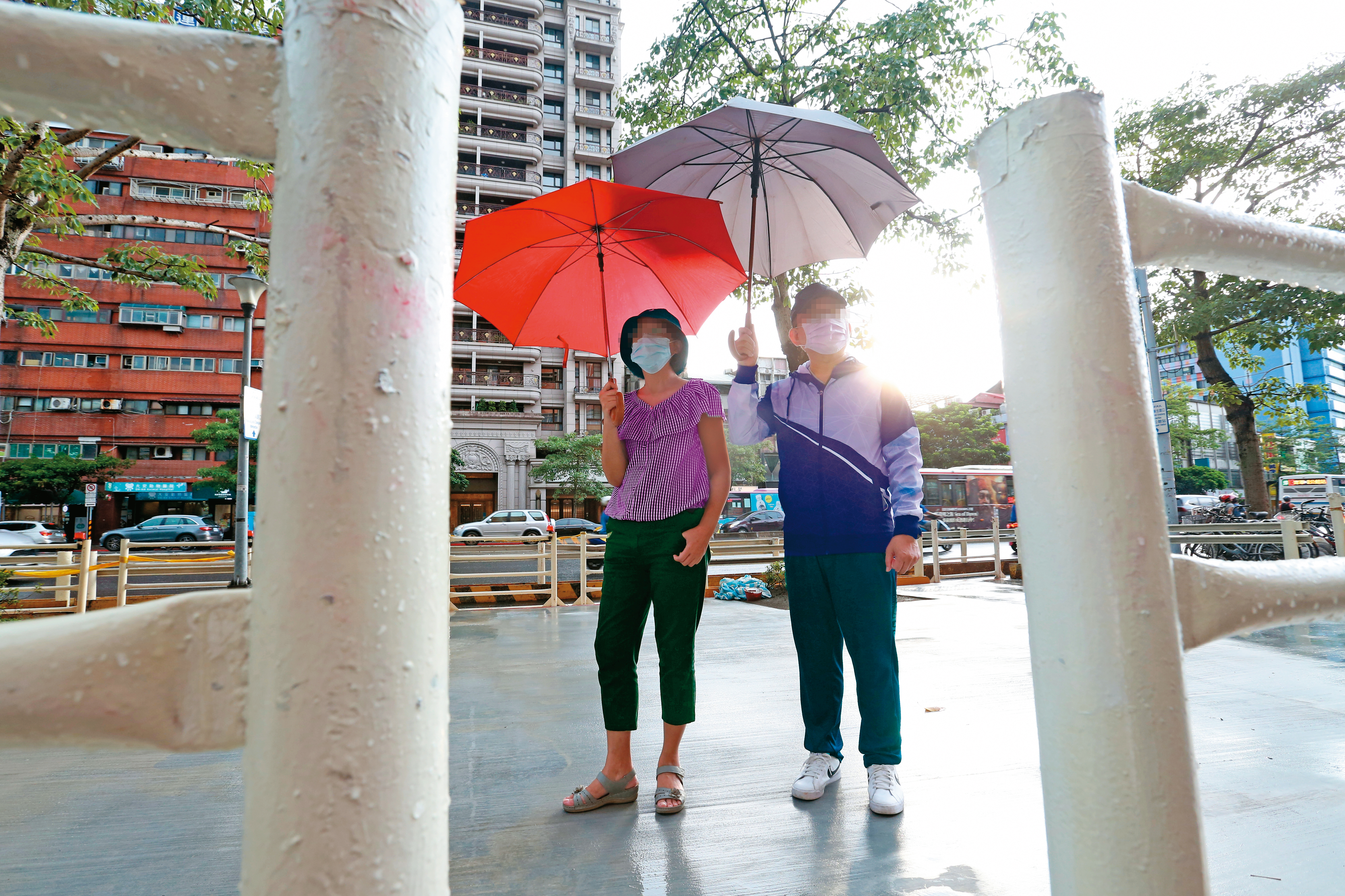 澳豐金融詐騙案受害人Michael（右）向本刊投訴，已有受害人因賠上養老金而輕生。