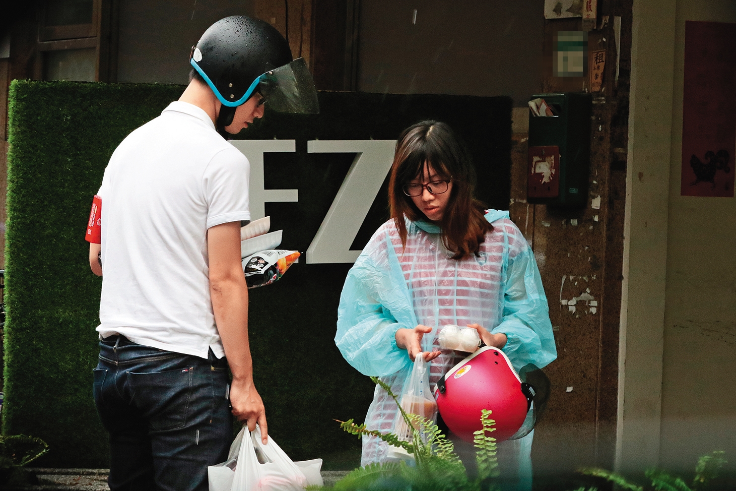 之前蔡尚樺不時會被本刊拍到跟男友約會的模樣，比如2017年有次她素顏搭男友機車回租屋處。