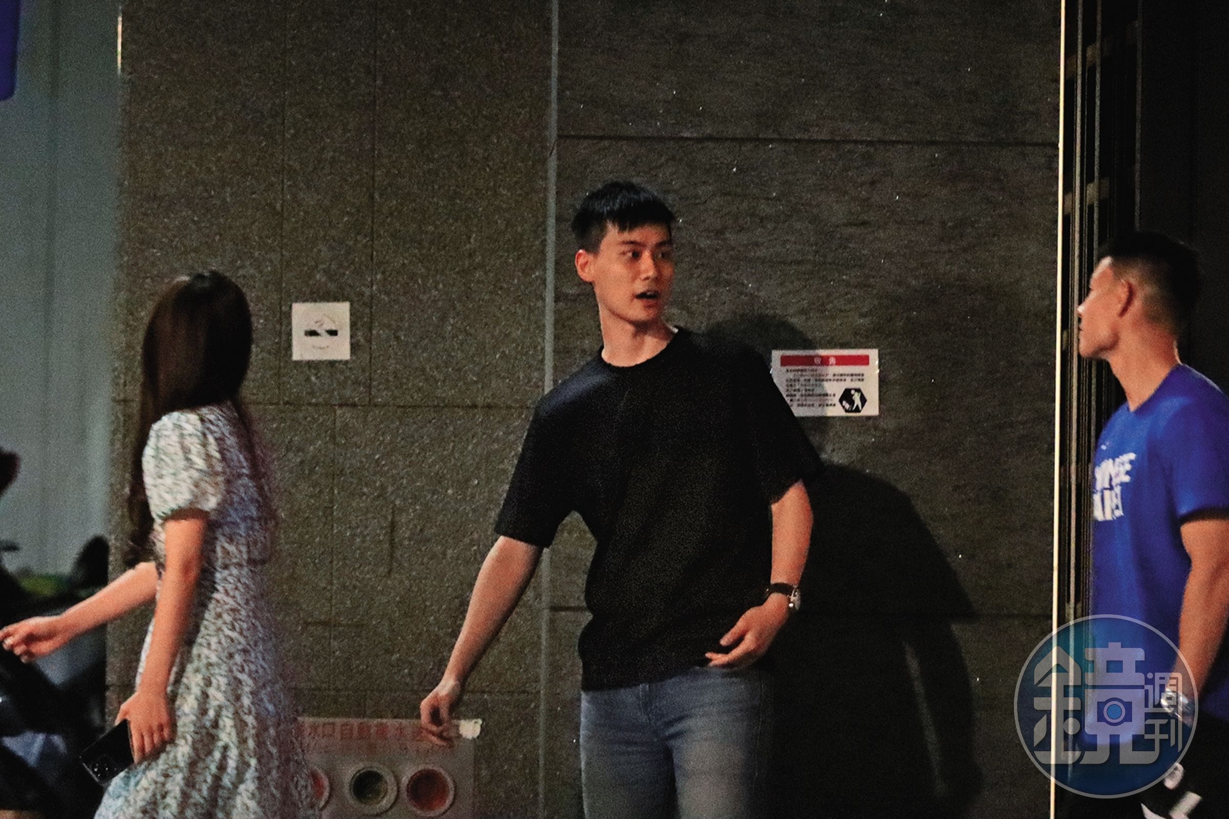 22：58，接著3人一起前往餐酒館，一天約了兩攤，看來非常精心安排行程。