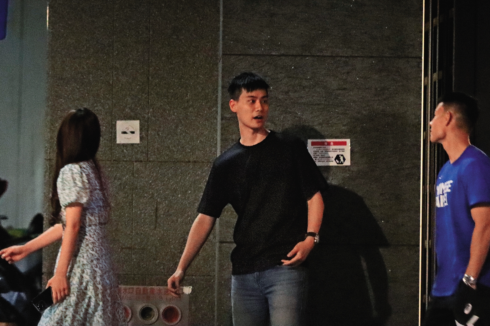 22:58,接著3人一起前往餐酒館,一天約了兩攤,看來非常精心安排行程。