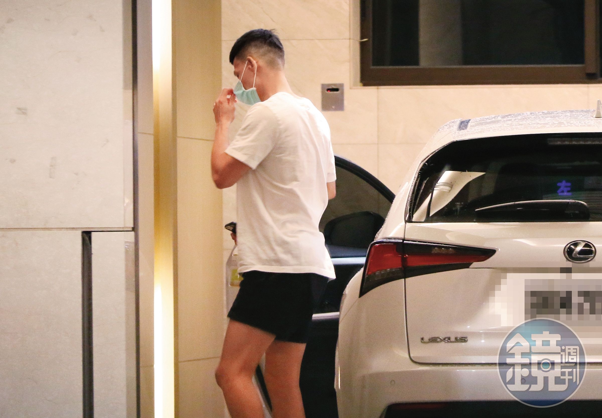 22：50，去載蔡尚樺的竟然不是她男友，從背影看來是小鮮肉。