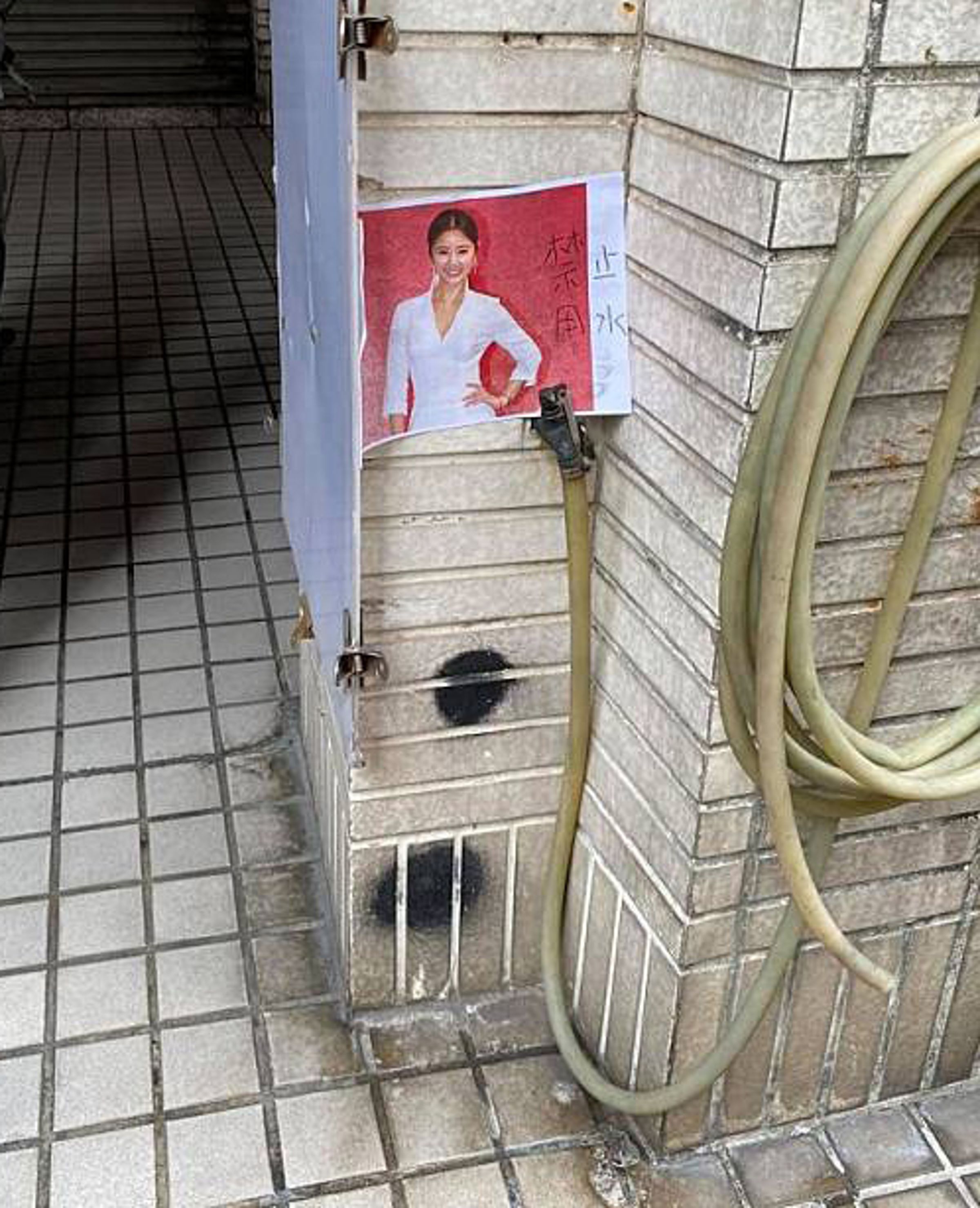 水龍頭上貼了「心如」的照片,提醒大家要「止水」,愛ㄗ意。(翻攝自路上觀察學院臉書)