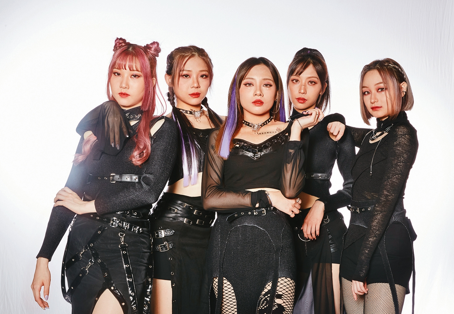 台菲混血的Bling，是紫月光隊長，為了簽約經紀公司，花了1年時間說服家人。