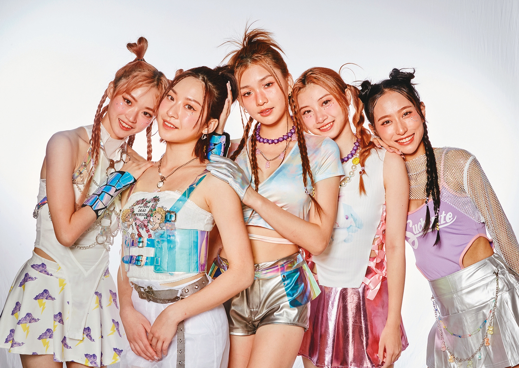 黑曜精靈成員幾乎都是高材生，當中學霸來自前女團「PER6IX」的力安（中）。