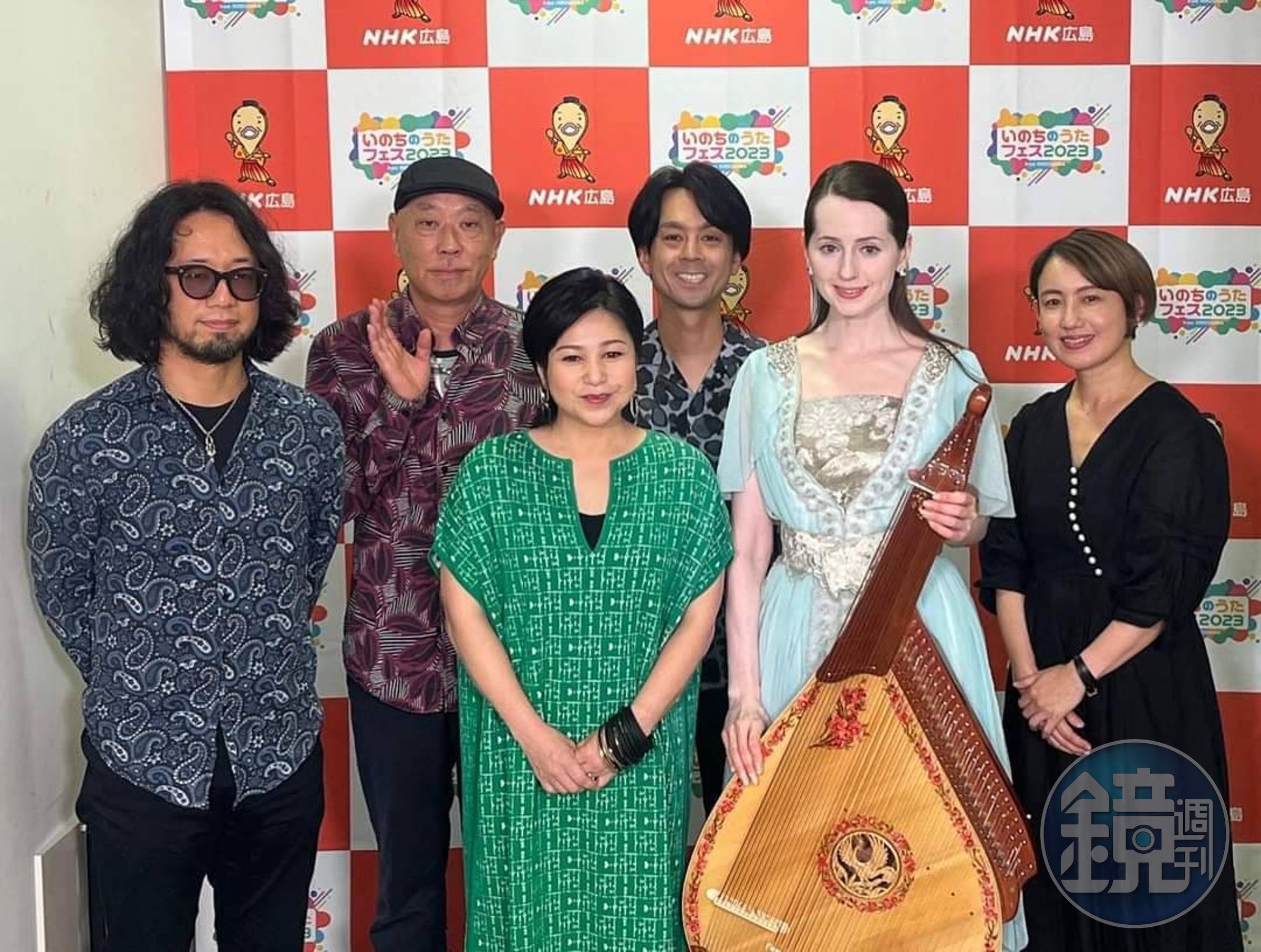 在日發展的烏克蘭歌姬娜塔莎(右2)以烏克蘭傳統樂器班多拉琴伴奏演唱〈淚光閃閃〉。(萬世國際提供)